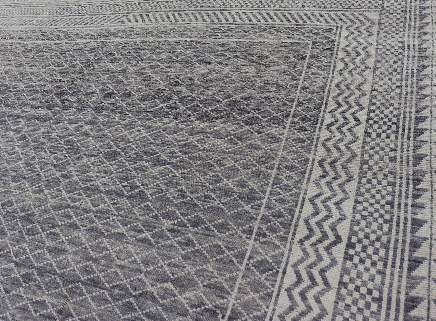 XXI secolo e contemporaneo Tappeto moderno con disegno all-over di Keivan Woven Arts in grigio e panna in vendita