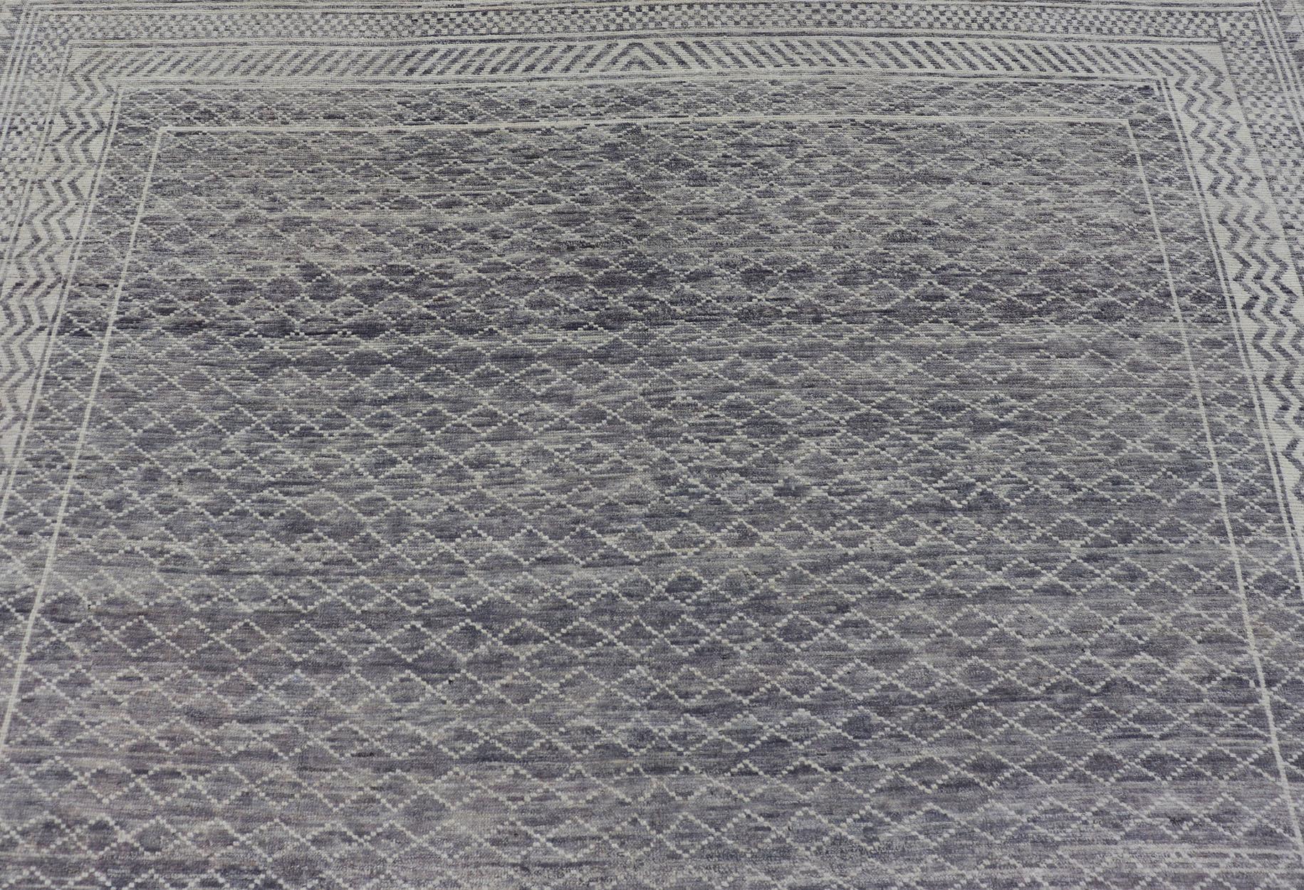 Tappeto moderno con disegno all-over di Keivan Woven Arts in grigio e panna in vendita 1