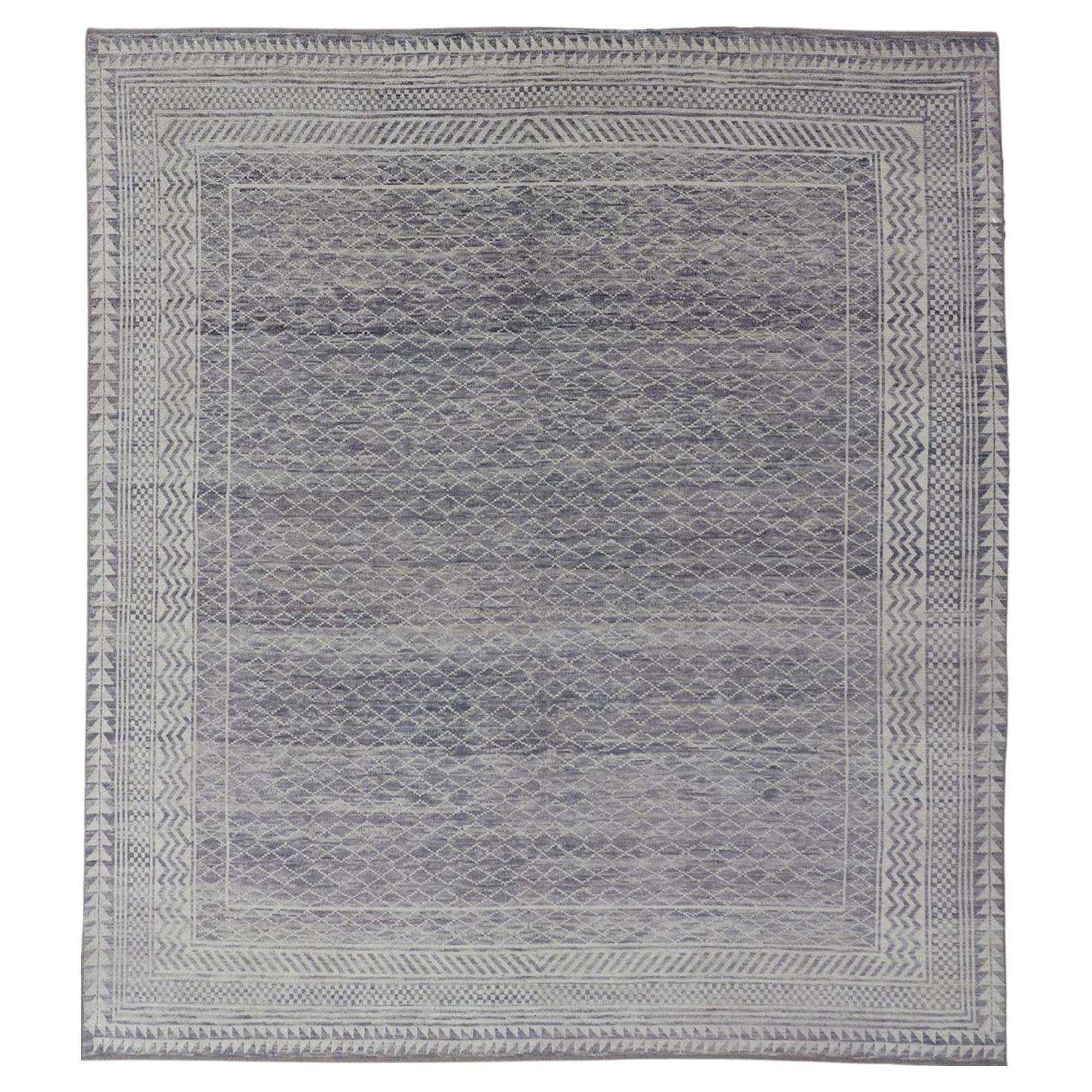 Tappeto moderno con disegno all-over di Keivan Woven Arts in grigio e panna