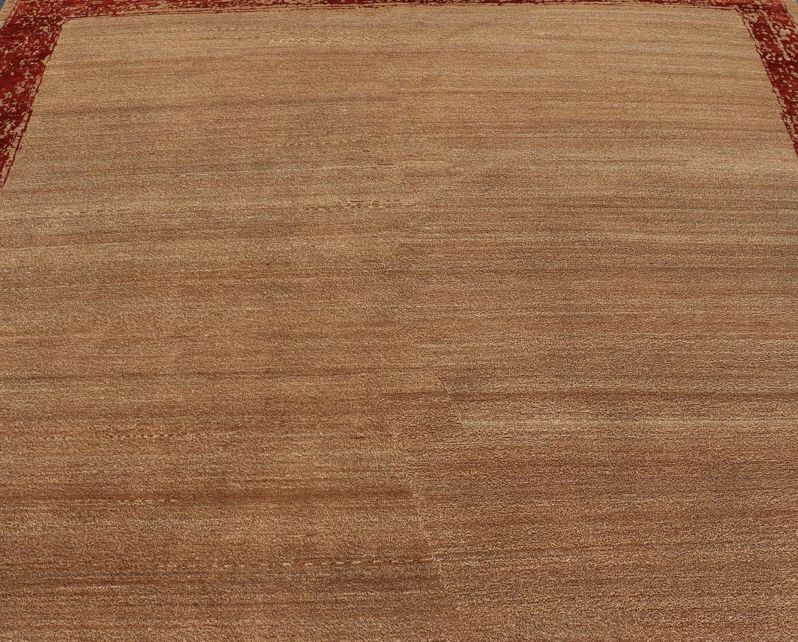 Keivan Woven Arts Moderner Florteppich mit hellbraunem Hintergrund und verschiedenen roten Akzent- und Bordürenfarben. Keivan Woven Arts / Teppich V21-0802, Herkunftsland / Art: Indien/ Geknüpft.

 Maße: 9 x 12'3

Dieser fein gewebte Teppich in