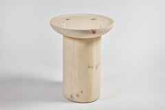 Tavolino alto ovale moderno Findley in sapone su pino di Martin and Brockett