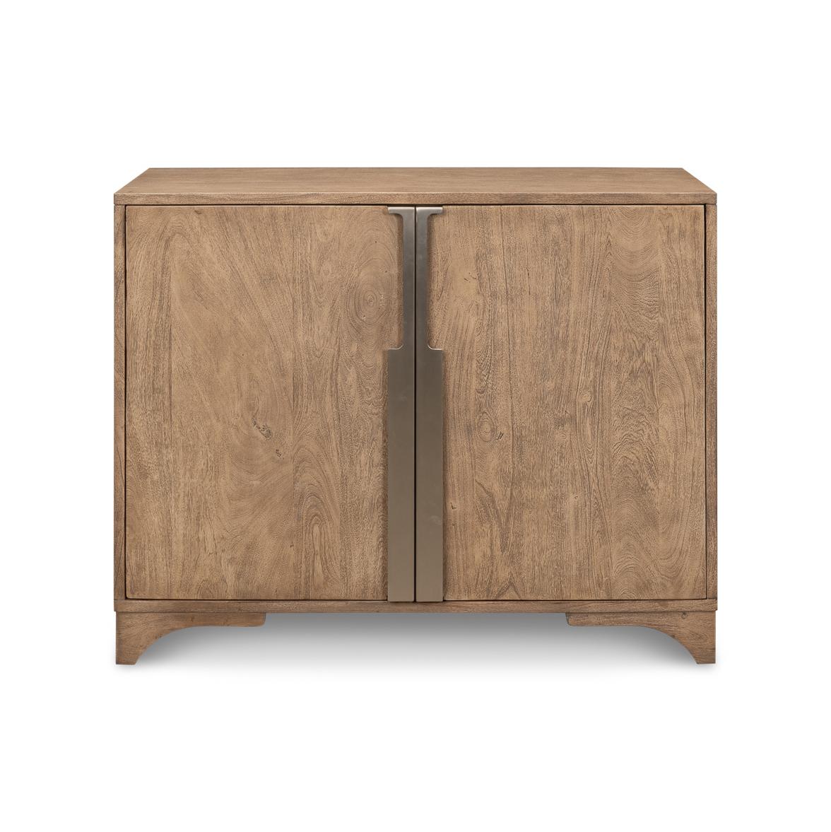 Fabriqué avec une finition en pin écaillé qui met en valeur la beauté naturelle du bois. Les poignées en fer finition nickel antique contrastent élégamment, ajoutant à la sophistication. Deux portes s'ouvrent sur un vaste espace de rangement pour