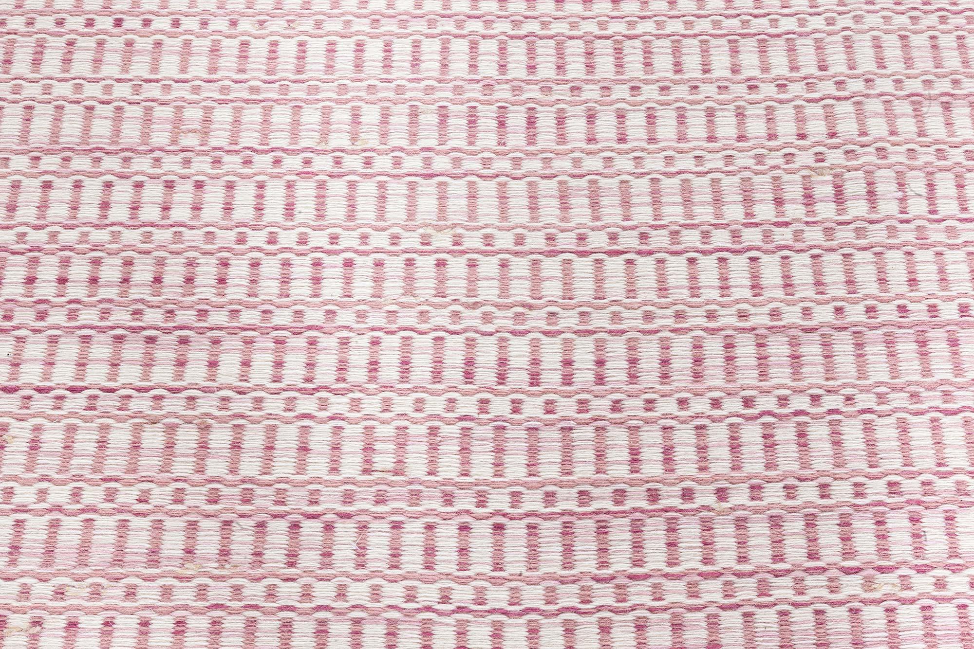 Indiano Tappeto moderno a trama piatta rosa e beige di Doris Leslie Blau in vendita
