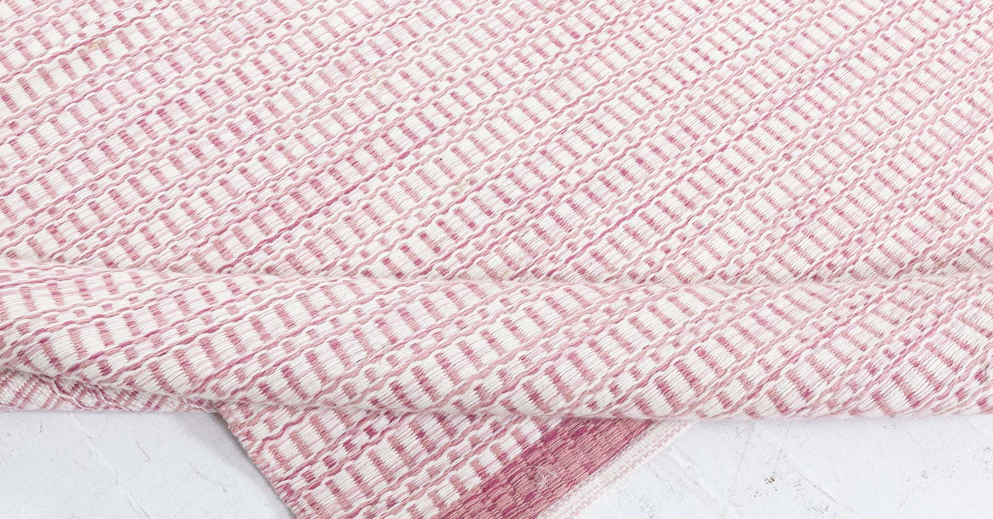 XXI secolo e contemporaneo Tappeto moderno a trama piatta rosa e beige di Doris Leslie Blau in vendita