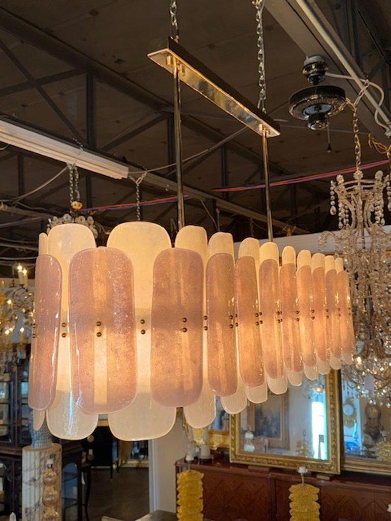 Il lampadario ovale Modern Frost and Pink è un apparecchio da soffitto elegante e raffinato che aggiunge un tocco di eleganza a qualsiasi ambiente. Con il suo vetro scintillante e la sua forma ovale, l'apparecchio dona  un aspetto unico e