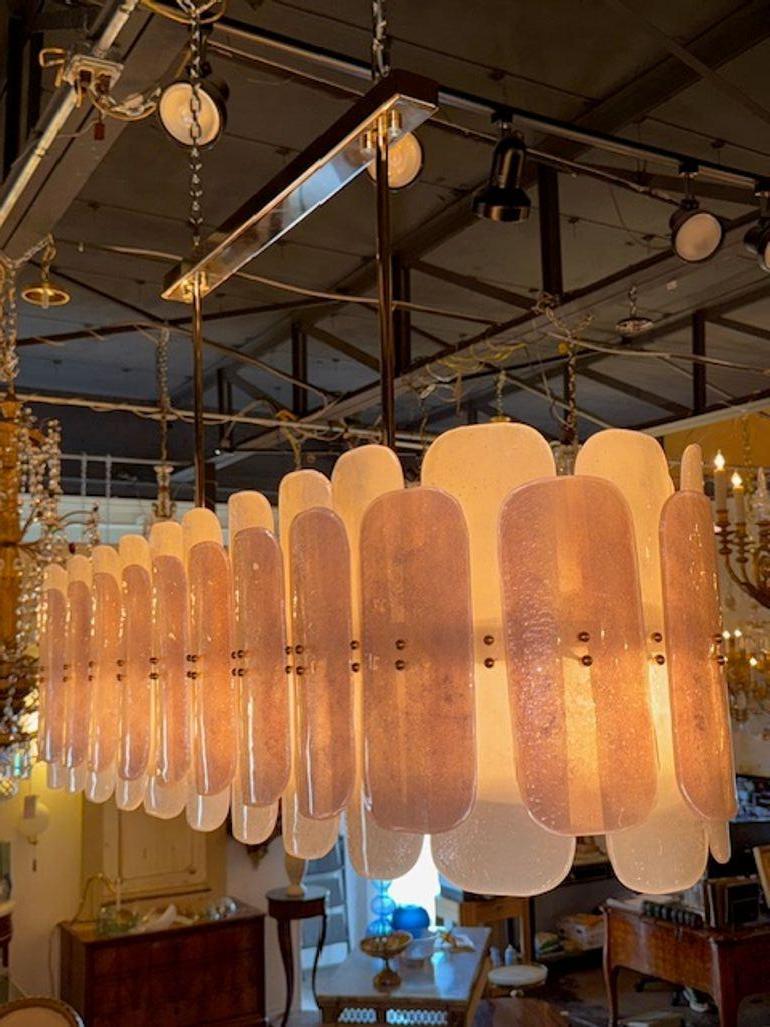 Italiano Lampadario moderno in vetro di Murano e ottone rosa e gelo in vendita