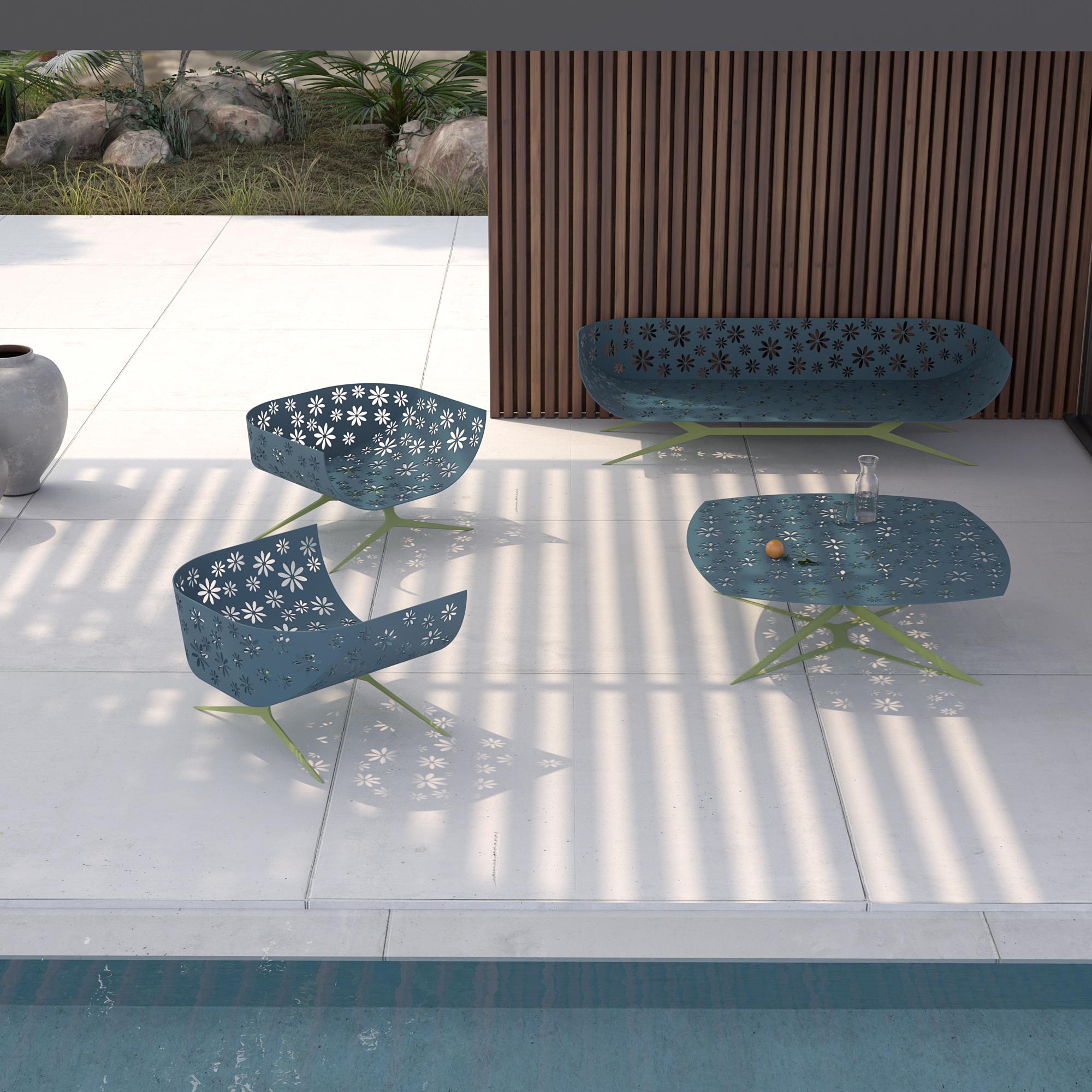 Mesa de centro cuadrada de exterior moderna rosa y gris con diseño floral en venta 1
