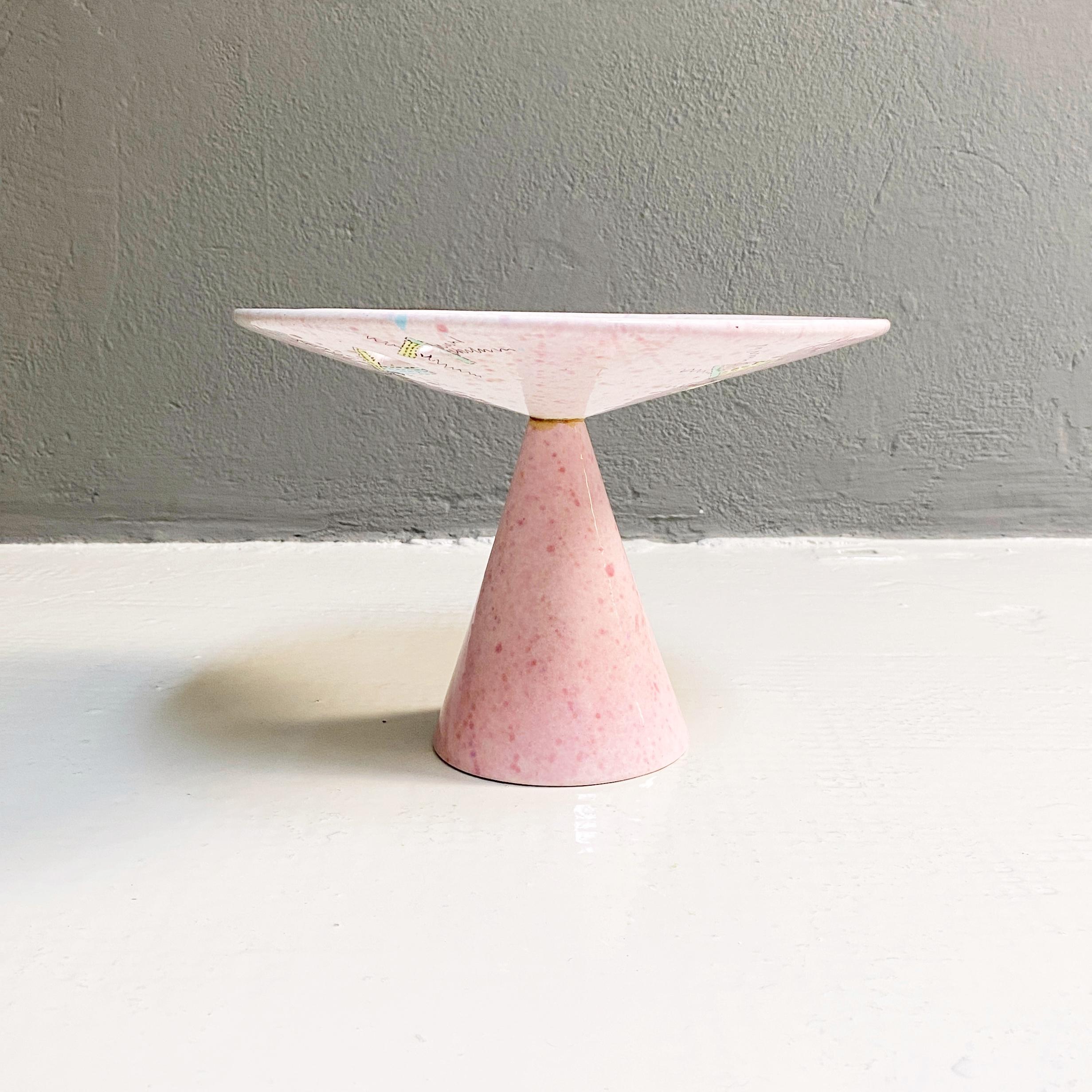 Pink ceramic centerpiece by Meyer, 1985.
Pink glazed ceramic centerpiece with decoration, structure composed of a conical plate with decorative holes on a conical base. Made by Mayer in the 1985.

Good condition, some signs of