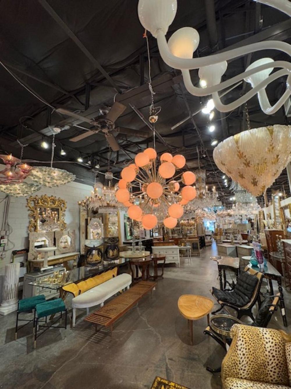 Il lampadario Sputnik rosa di Murano di grandi dimensioni è uno splendido apparecchio d'illuminazione in vetro di Murano rosa e ottone lucido.  Questo apparecchio è davvero unico e ha un design accattivante. Con le sue grandi dimensioni e il look