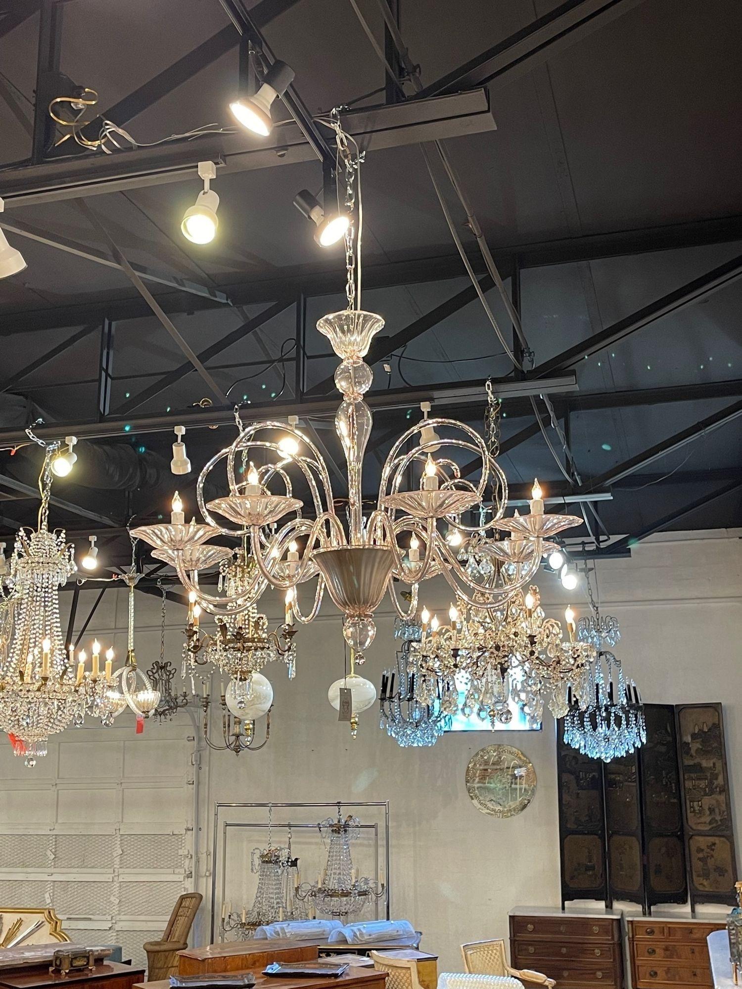 Elegante lampadario moderno in vetro di Murano rosa a 8 luci. Questo apparecchio ha un aspetto unico e stravagante con i suoi bracci curvi e i pezzi a forma di stecca. Anche il colore rosa pallido è splendido. Così leggero e arioso! Stupefacente!