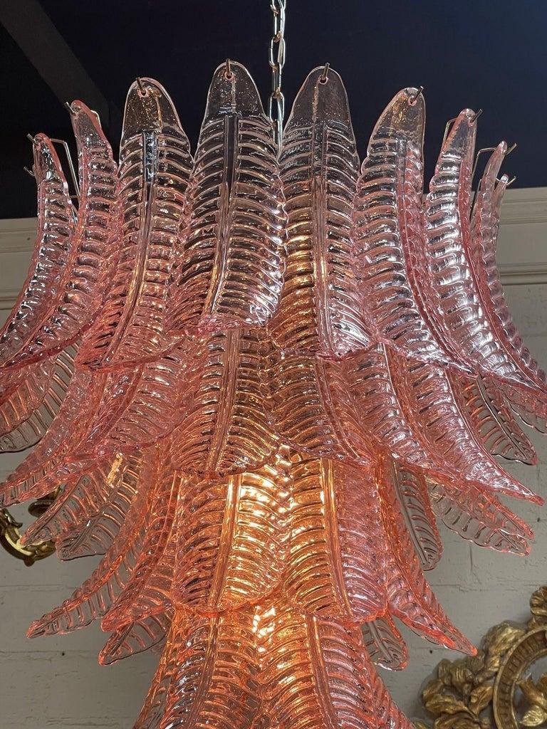 italien Lustre moderne en Murano rose à feuilles de palmier en vente