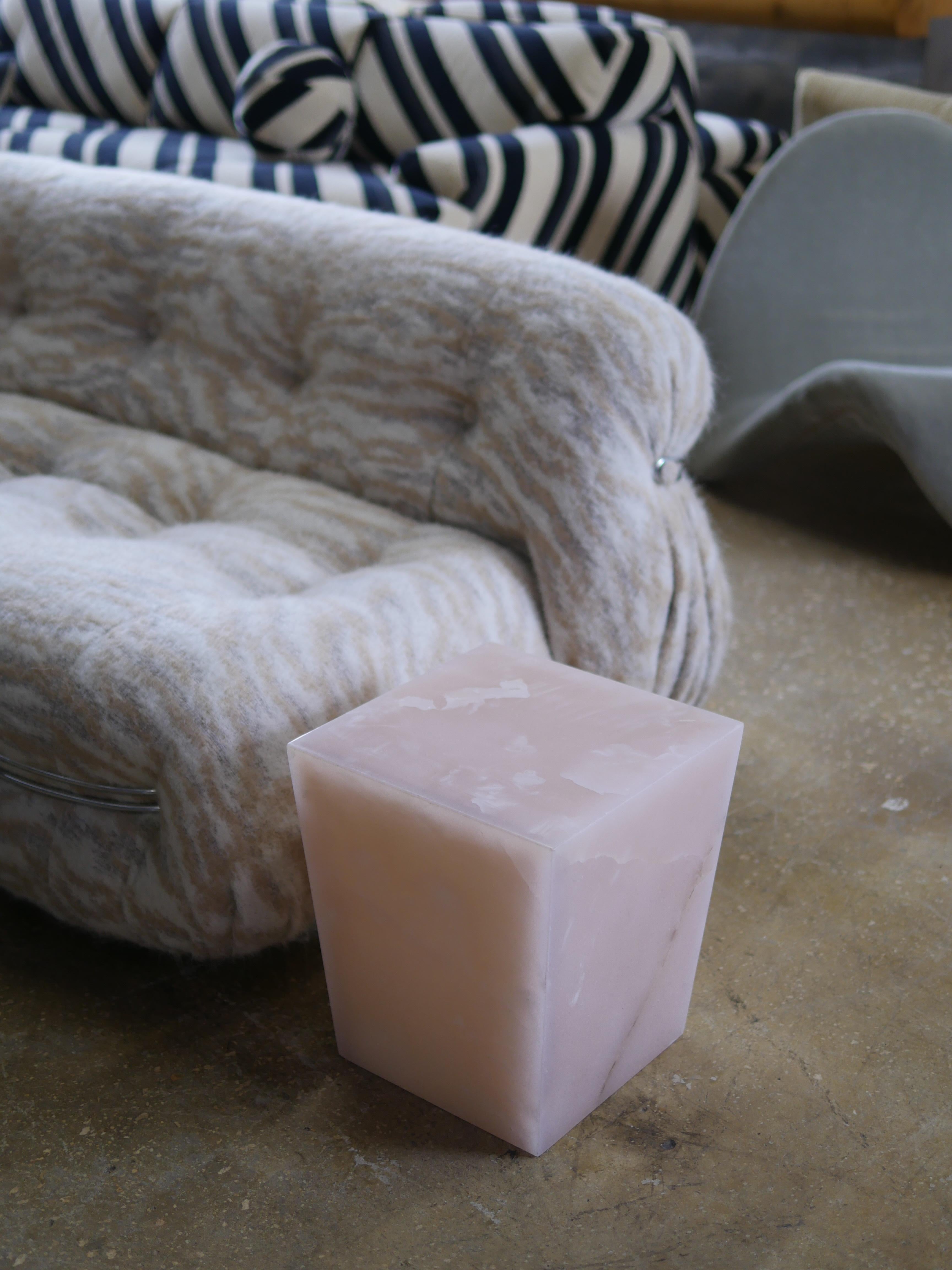 Modern Pink Onyx Side Table or Pedestal  In Good Condition For Sale In Miami, FL