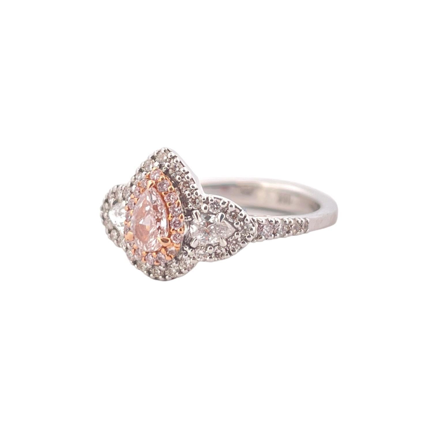 Embrassez l'élégance de notre exceptionnelle bague en diamant rose en forme de poire, méticuleusement réalisée en or blanc lustré 18K. Ce chef-d'œuvre exquis présente en son cœur un diamant radieux de 0,28 carat de couleur naturelle rose,