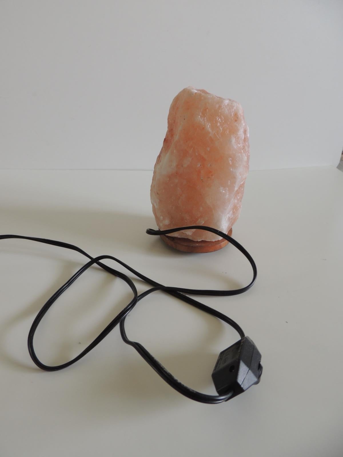 Modern pink rock salt light, with round wood base
and on/off switch. And dimmer on plugging cord.
Size: 5