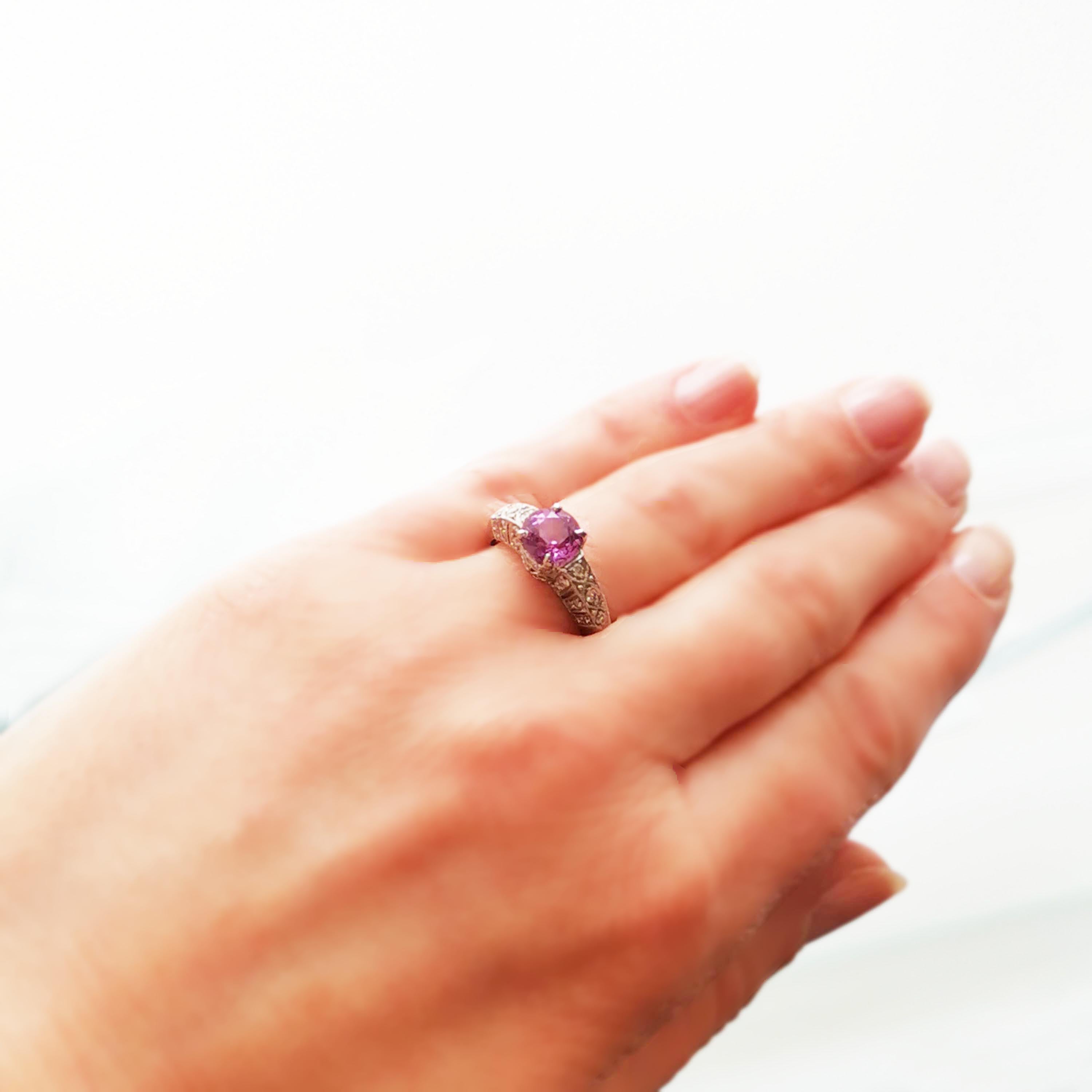 Donna Anello moderno con zaffiro rosa, 1,57 carati, diamanti e platino Circa 2009 in vendita
