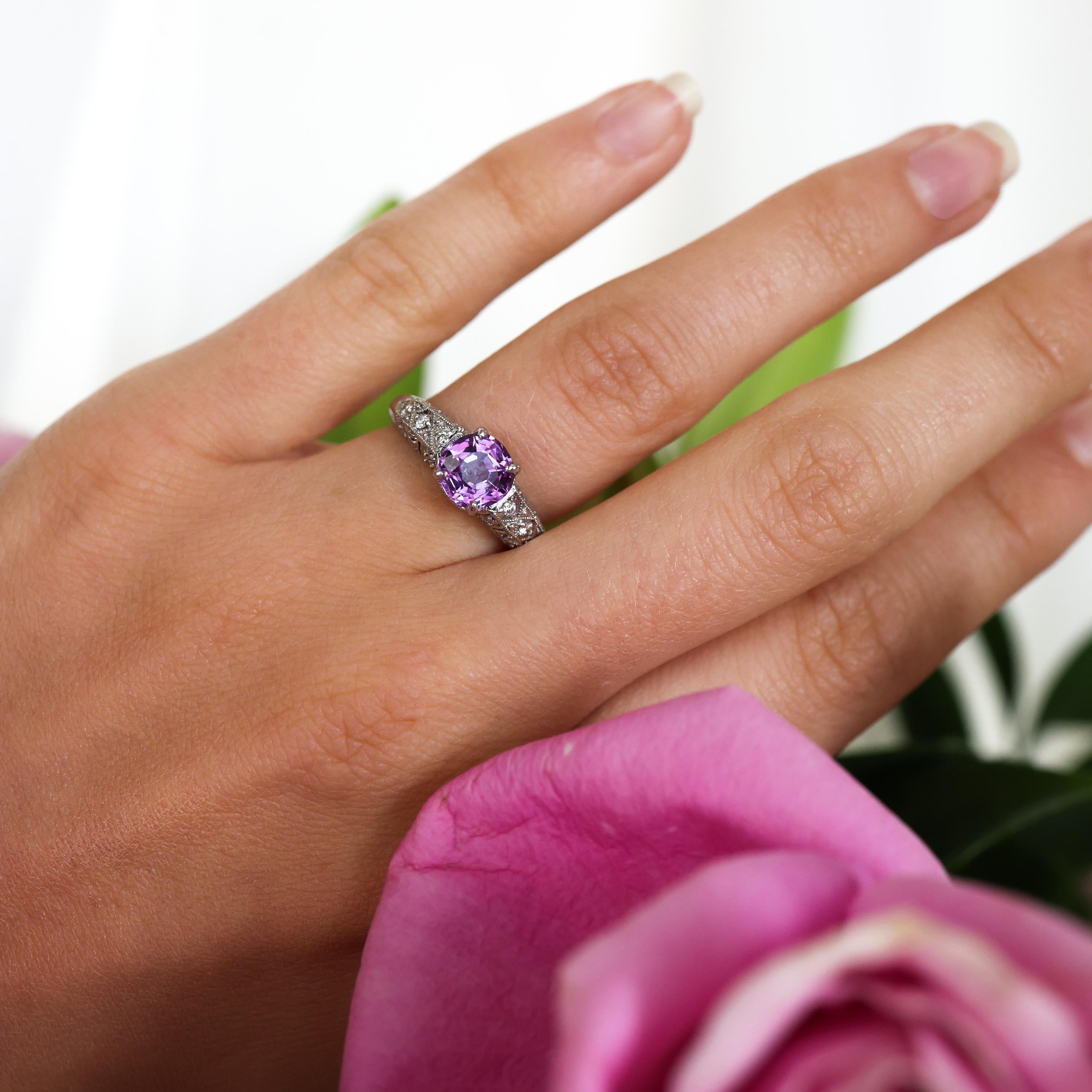 Anello con zaffiro rosa, diamanti e platino, con zaffiro rosa rotondo misto, taglio nativo, del peso di circa 1,57 carati, in una montatura a quattro griffe; con 0,31 carati di diamanti rotondi taglio brillante incastonati nelle spalle, nella testa