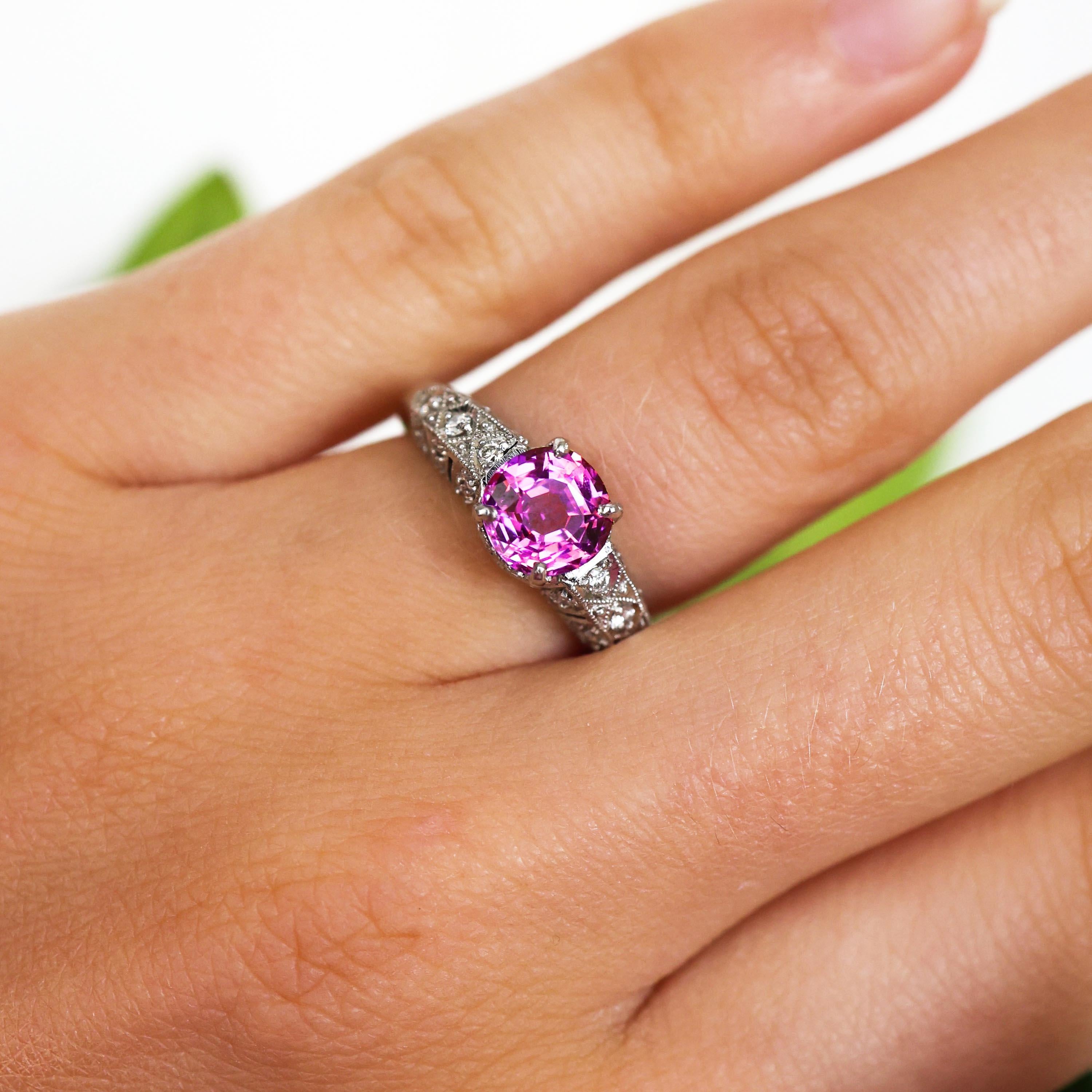 Taglio rotondo Anello moderno con zaffiro rosa, 1,57 carati, diamanti e platino Circa 2009 in vendita