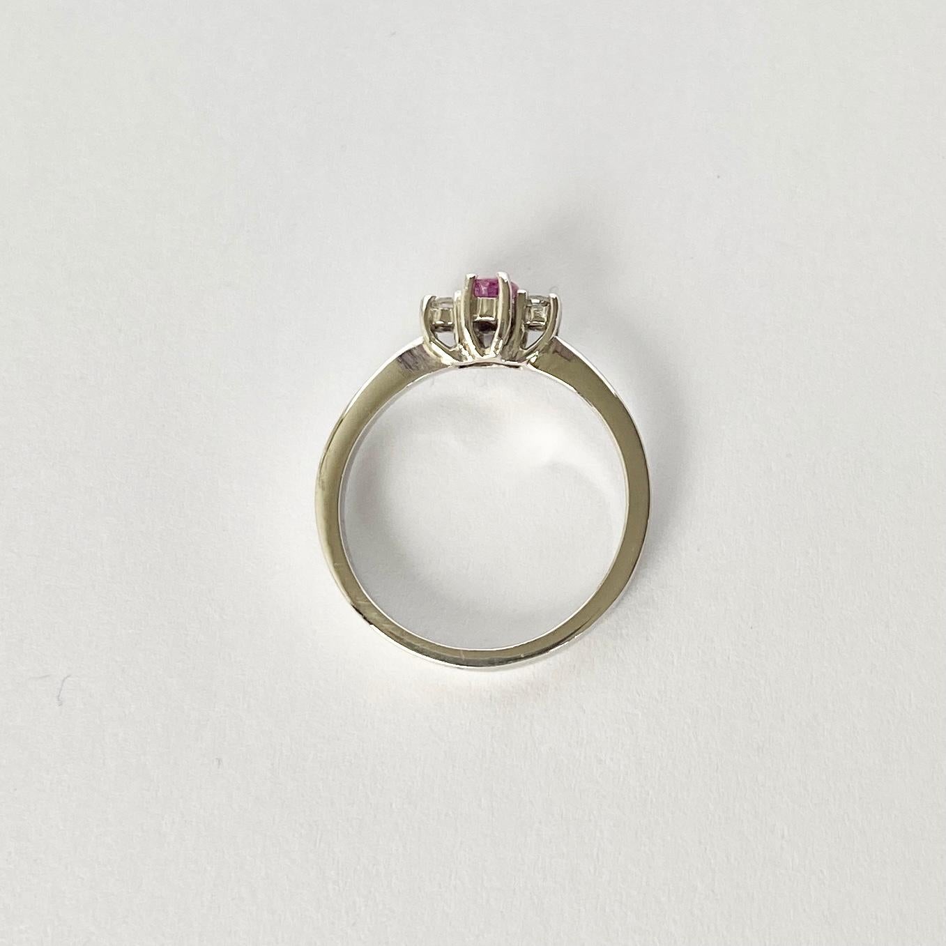 Taglio ovale Anello moderno a tre pietre in platino con zaffiro rosa e diamante in vendita