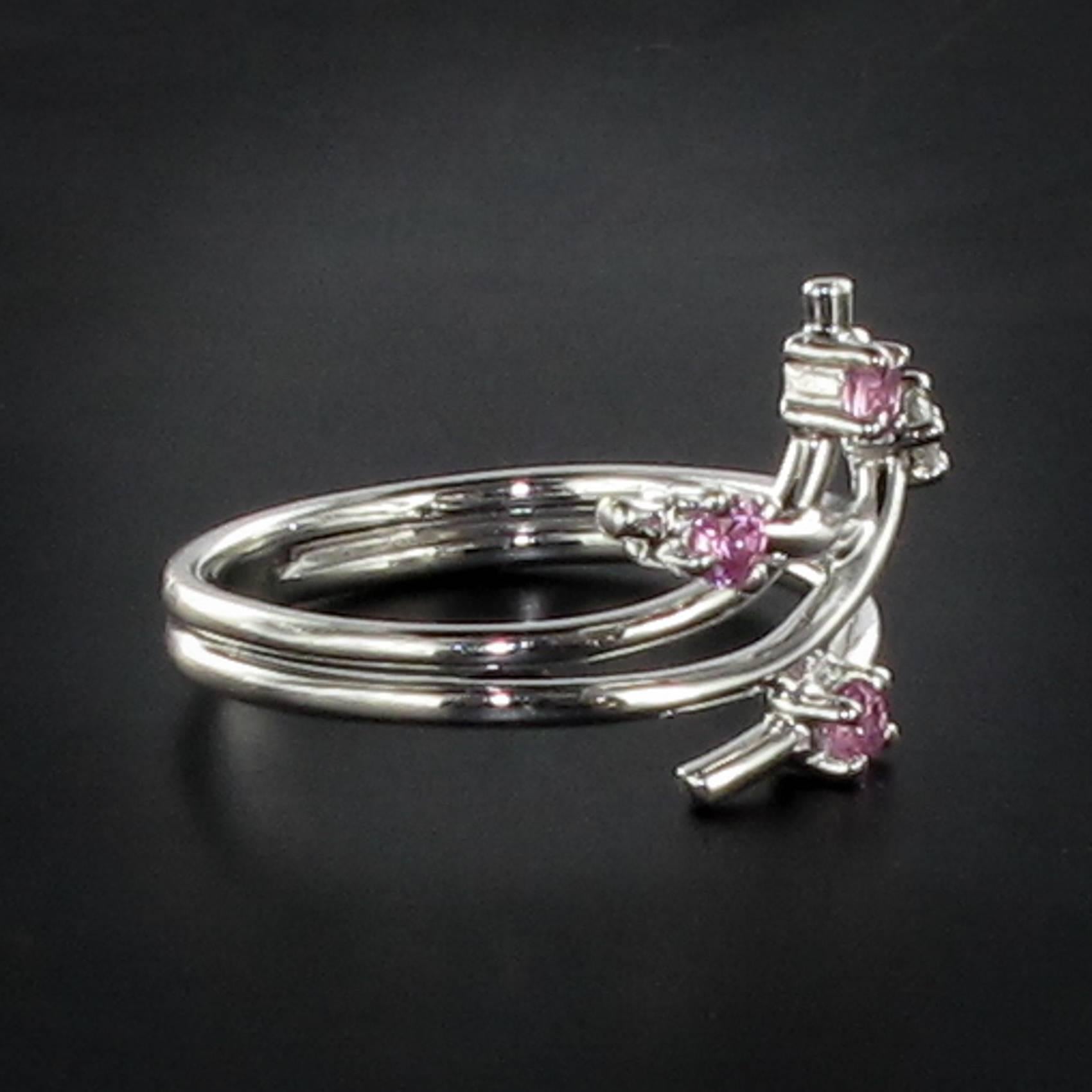 Modern Pink Sapphire Diamond 18 Karat White Gold Ring For Sale 2