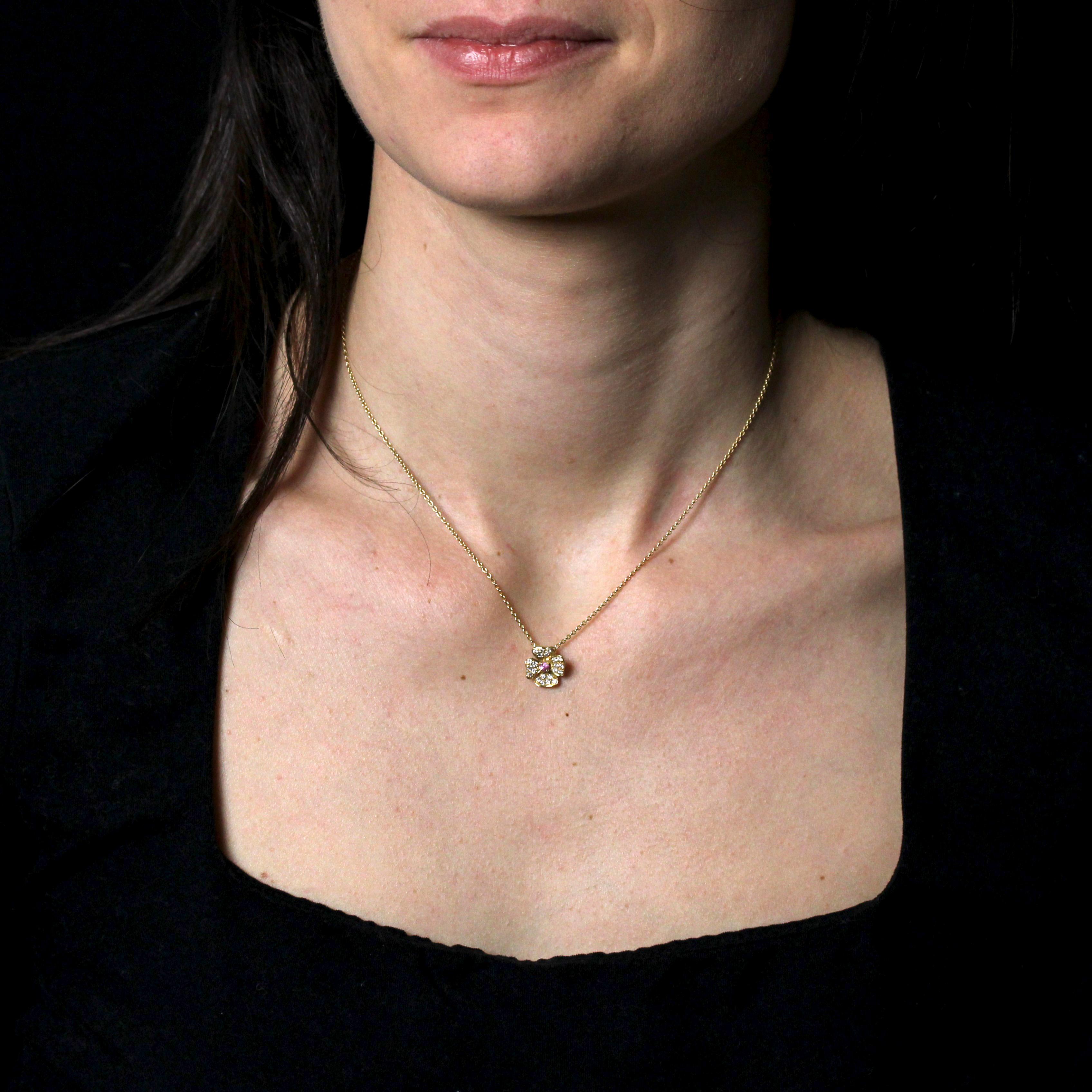 Pendant in 18 karat yellow gold, eagle head hallmark.
A delightful second-hand pendant, it represents a small flower with a pink sapphire heart and petals set with 4 x 5 modern brilliant-cut diamonds, suspended from a fine convict chain that closes