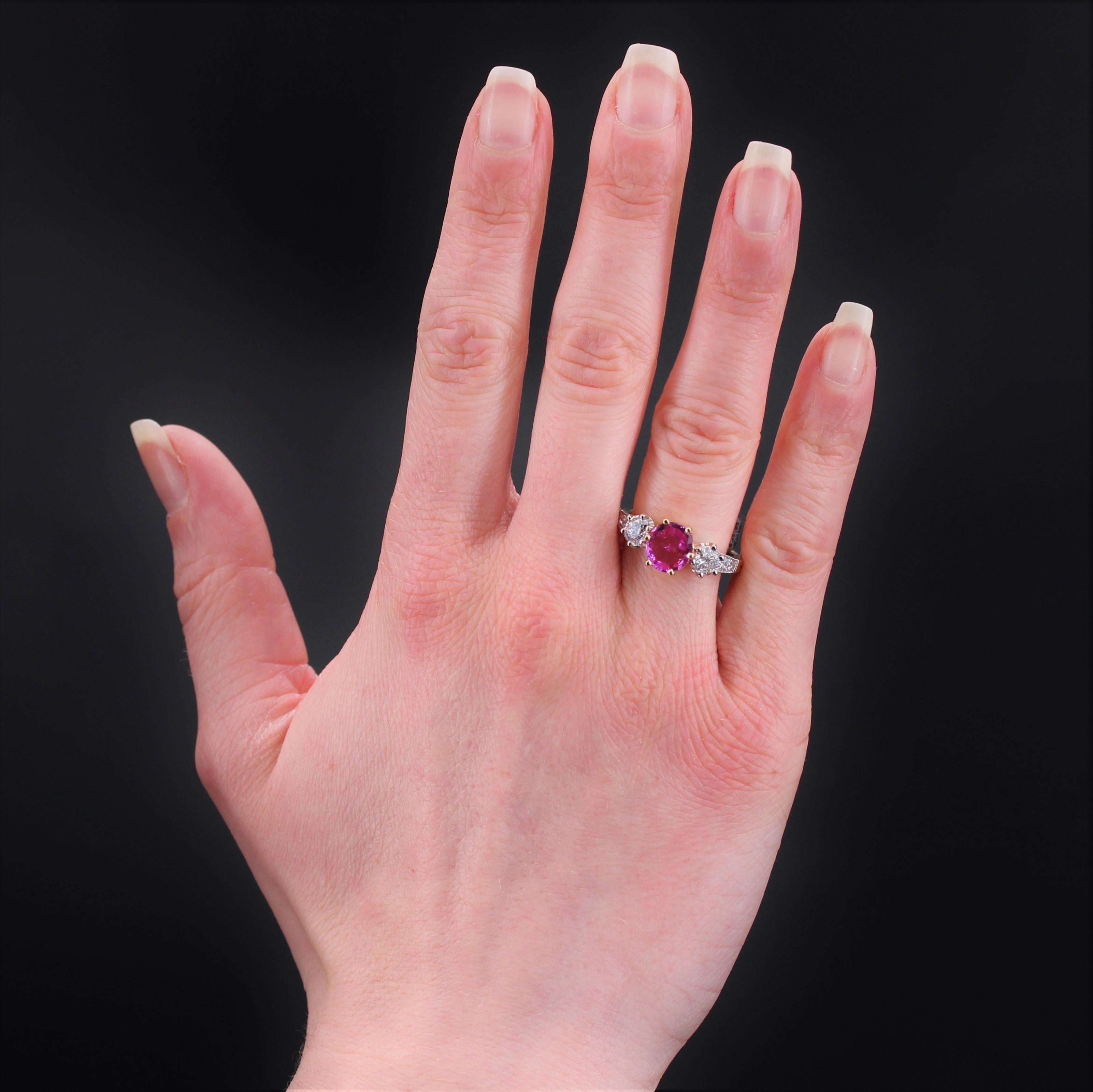 Ring in 18 karat yellow gold, eagle head hallmark and platinum, dog head hallmark.
Superb sapphire ring, it is set on its top with a pink sapphire with 6 claws supported by 2 modern brilliant- cut diamonds. On the start of the ring, on both sides