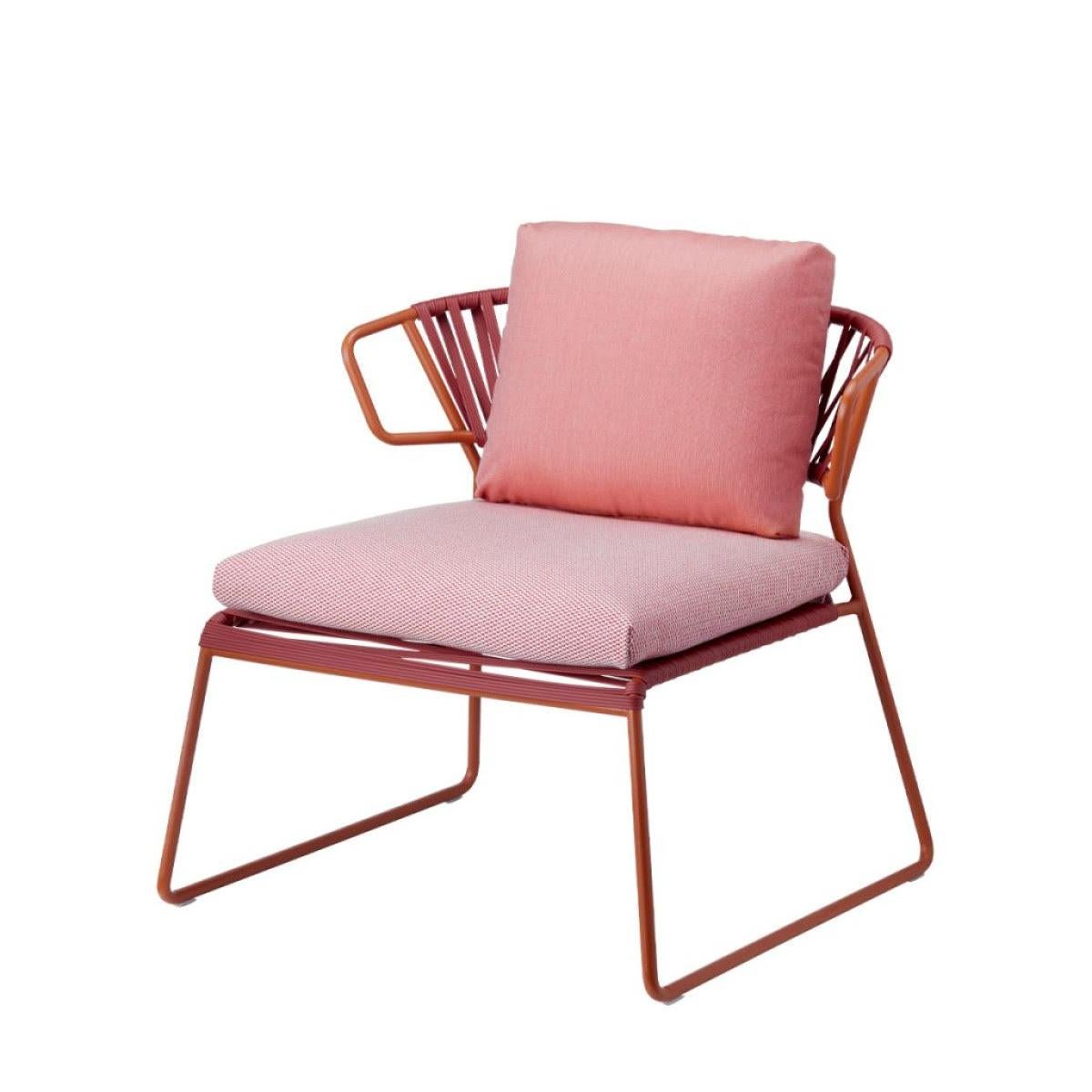 Modern Pink Terracotta Armchair Outdoor or Indoor in Metal and Ropes, 21 century
Modern production armchair for outdoor or indoor use. The frame is made of metal and reinforced with ropes on the back and seat. This armchair has an innovative, modern
