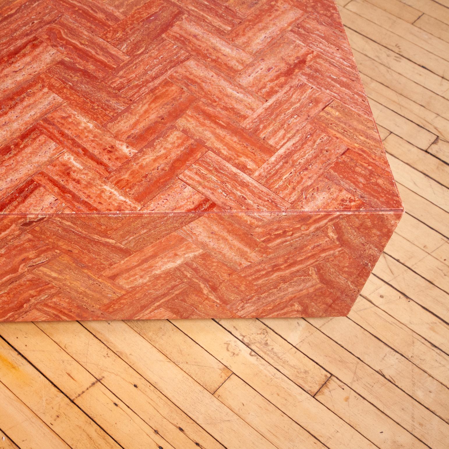Une pièce magnifique et inhabituelle.

Cette table basse absolument fantastique est en travertin rose avec un motif en chevrons. Il s'agit vraiment d'une pièce spéciale.  

Il est doté de quatre roulettes cachées qui permettent de le déplacer
