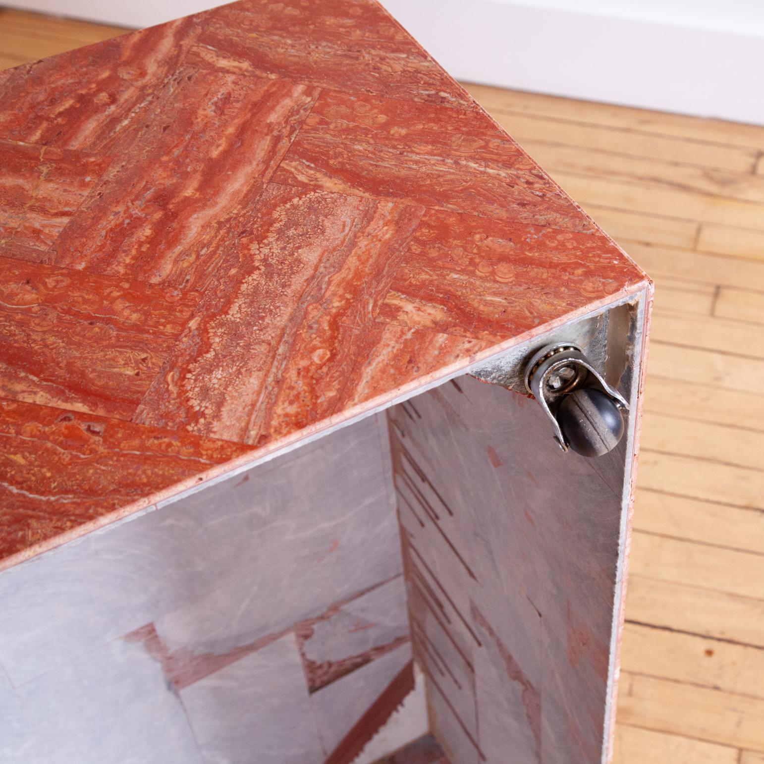 Mid-Century Modern Table basse moderne en travertin rose en vente