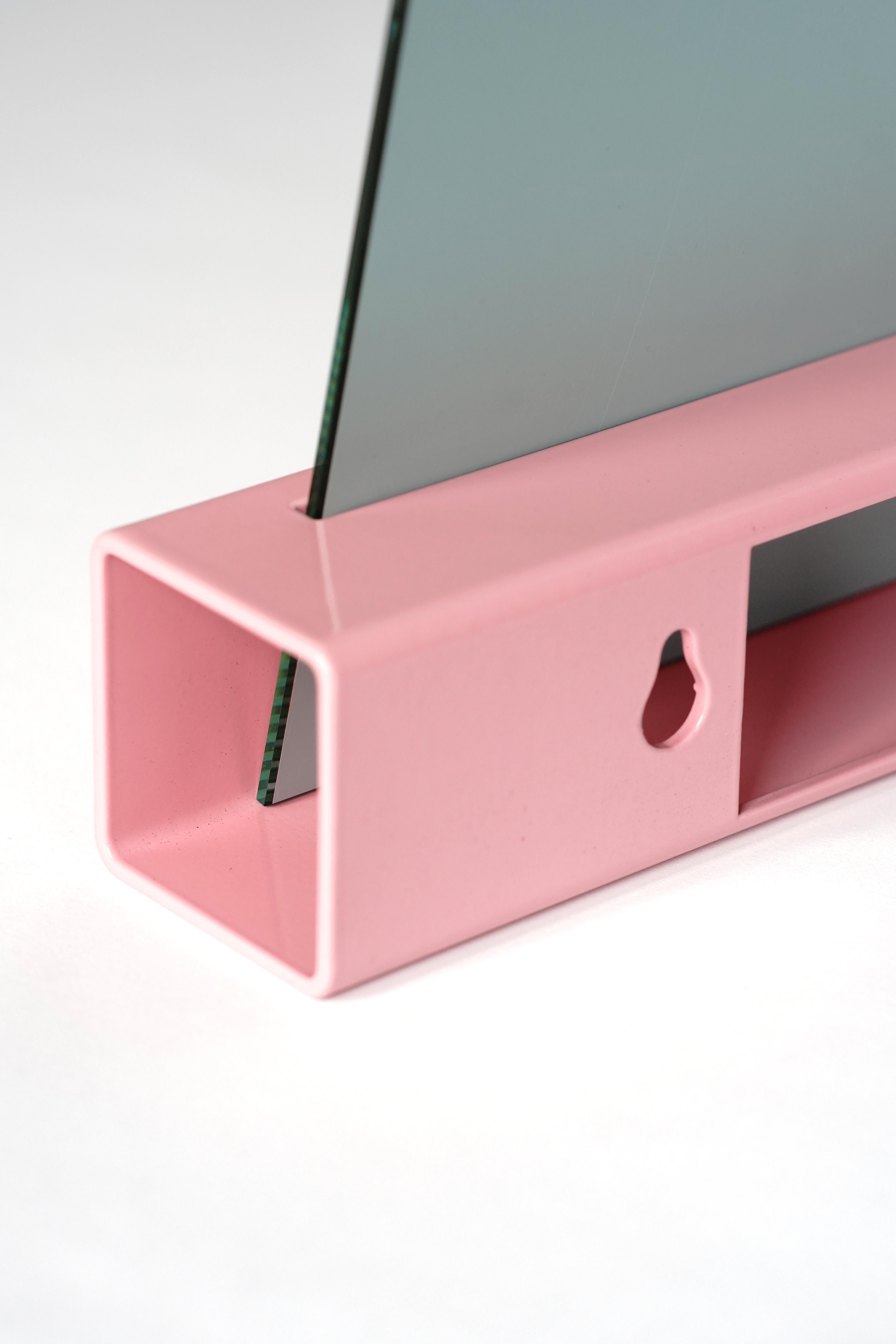 Néerlandais Miroir mural industriel rose, Miroir One Collection Plateau Moyen  droite en vente