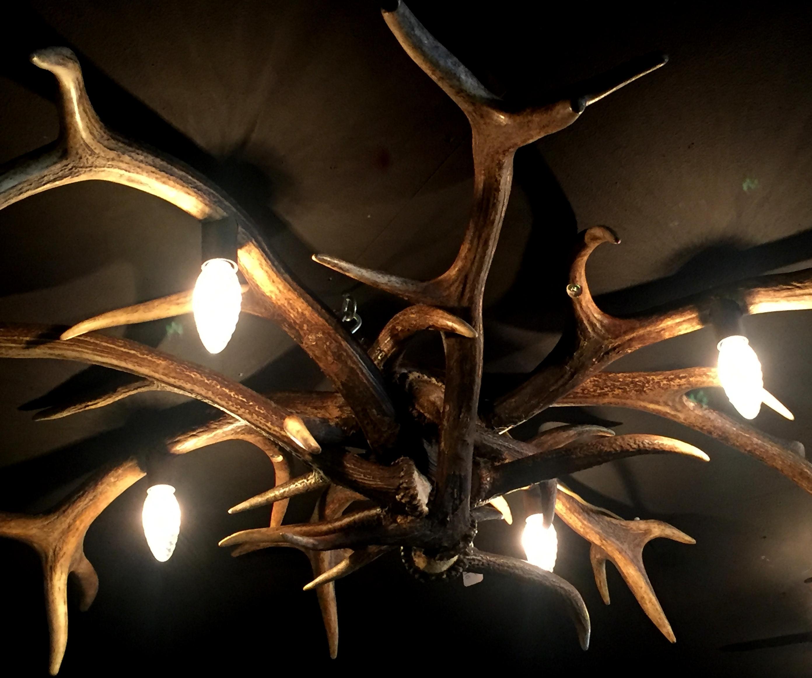 Modern chandelier made of antlers (PG 102-B). The plafoniere is made of red stag antler.
The electrical wiring is concealed in the antlers and the quality of our chandeliers is really high. We can make any antler chandelier entirely according to