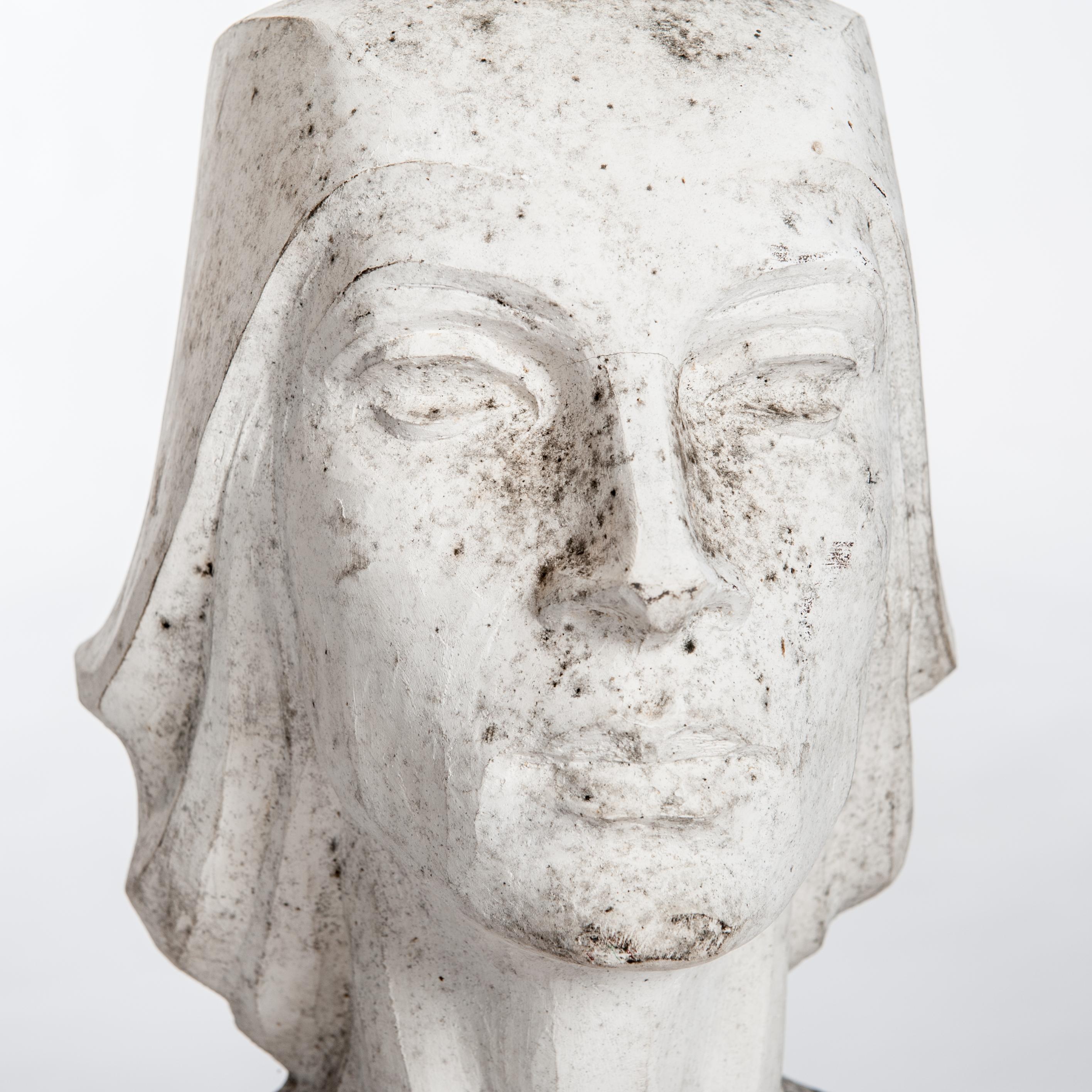 Modern plaster female bust / sculpture white colored patinated in grey and brown signed Lucita Latorre 1991.
The bust reveals a pure and stright lined design reminding of the Art Deco period.
Born 1941 in Tudela / Spain - Died 2014 in