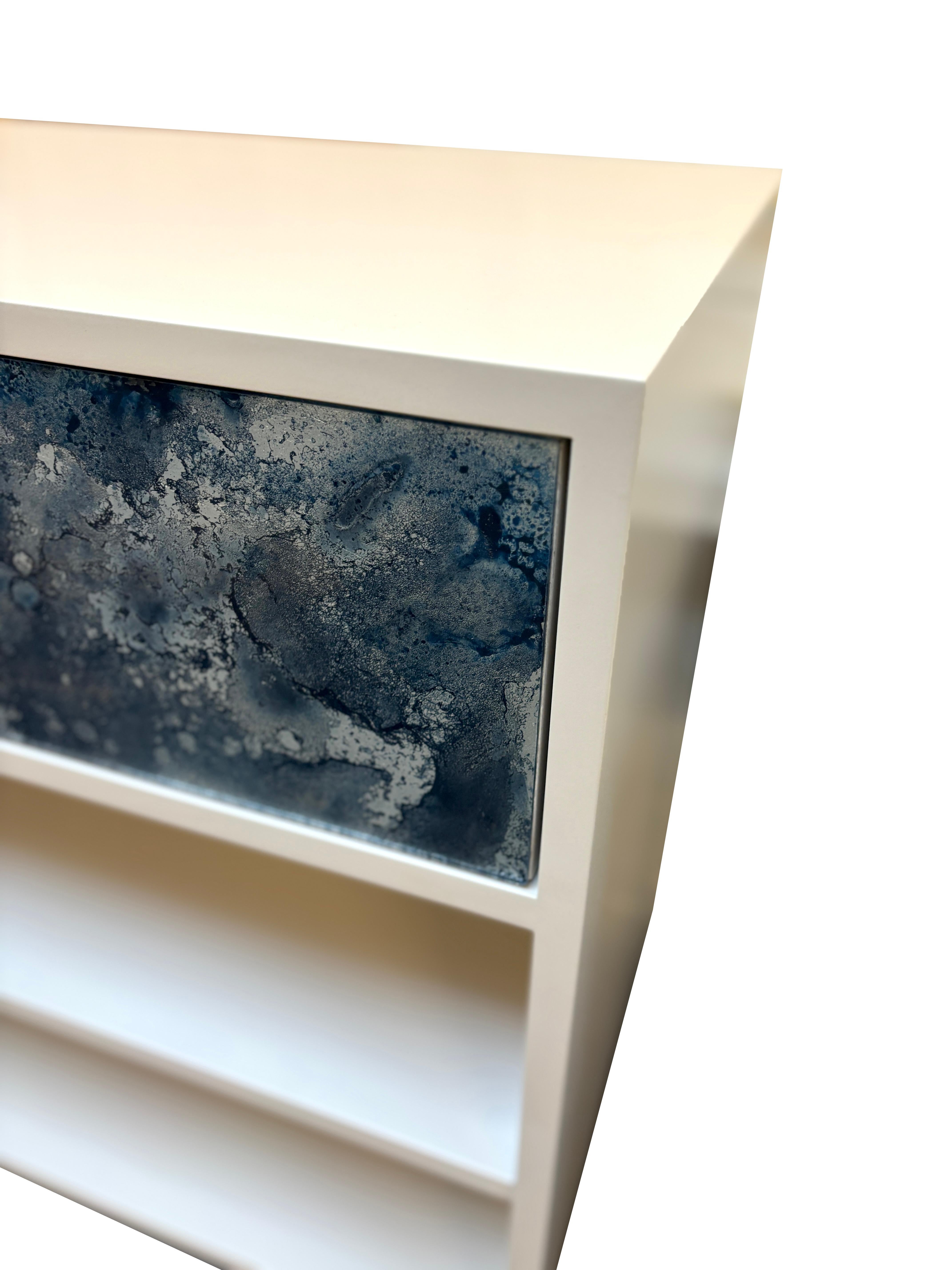 Moderne Plattform Elfenbein Eine Schublade - Zwei  Regale Nachttisch  von Ercole Home (Handbemalt) im Angebot