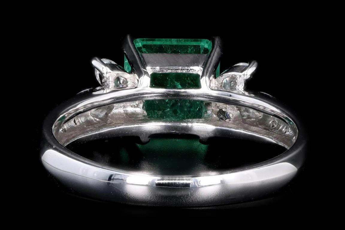 Modern Platinum 1.71 Carat Natural Emerald & Diamond Ring In Excellent Condition In Cape May, NJ