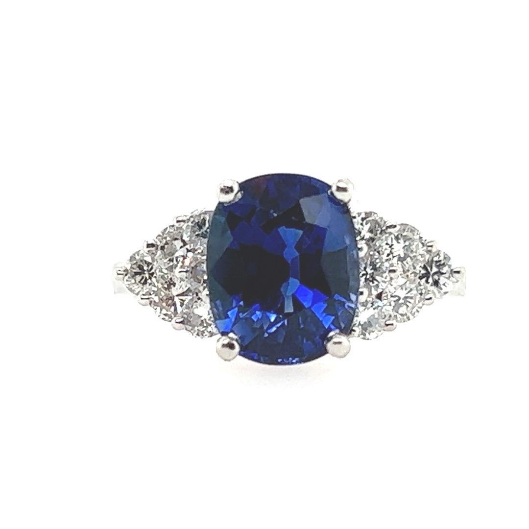 Taille ovale Bague de fiançailles moderne en platine 3,46 carats saphir bleu royal naturel et diamant en vente