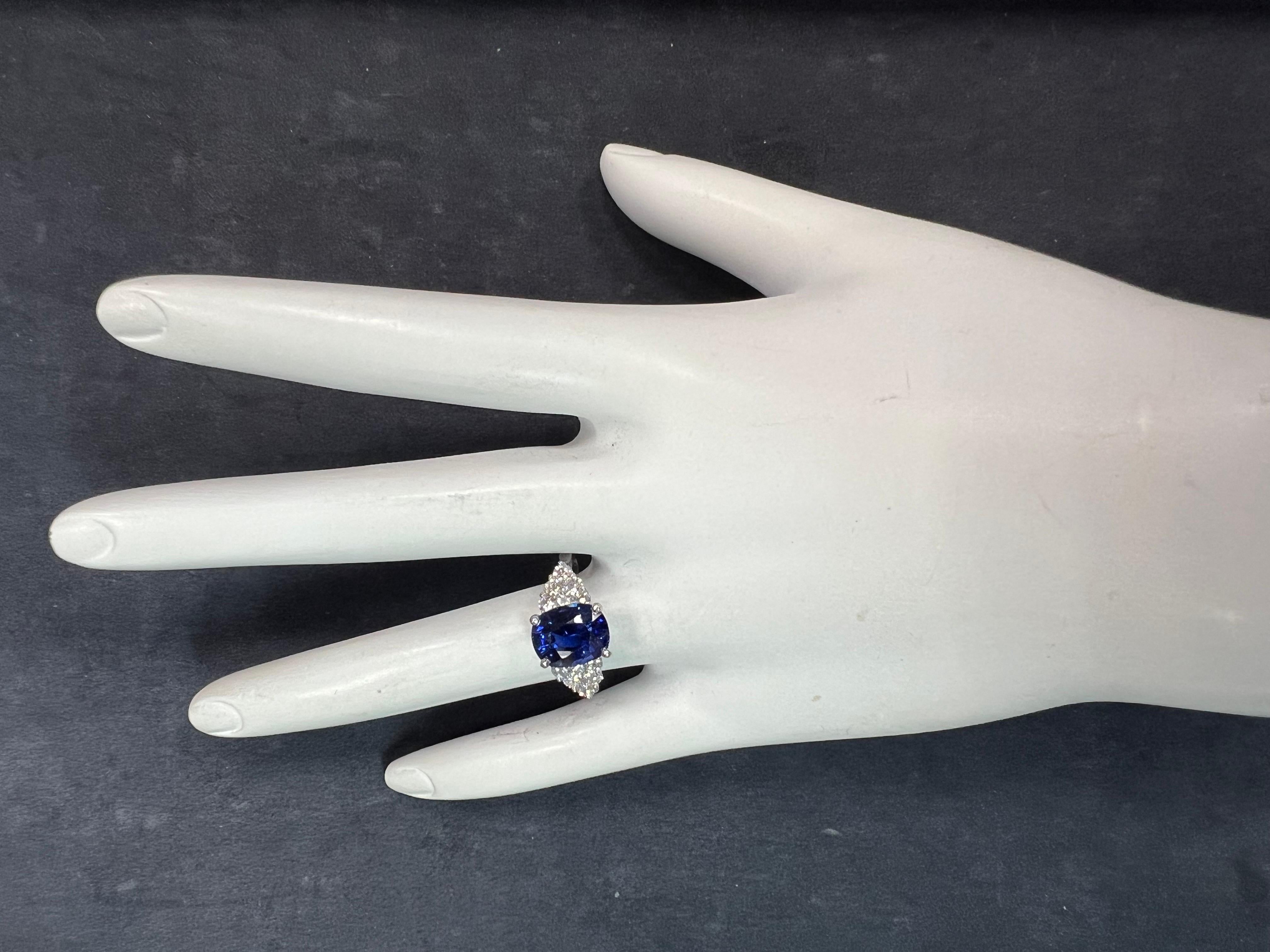Modern Platinum 3.46 Carat Natural Royal Blue Sapphire & Diamond Engagement Ring For Sale 2