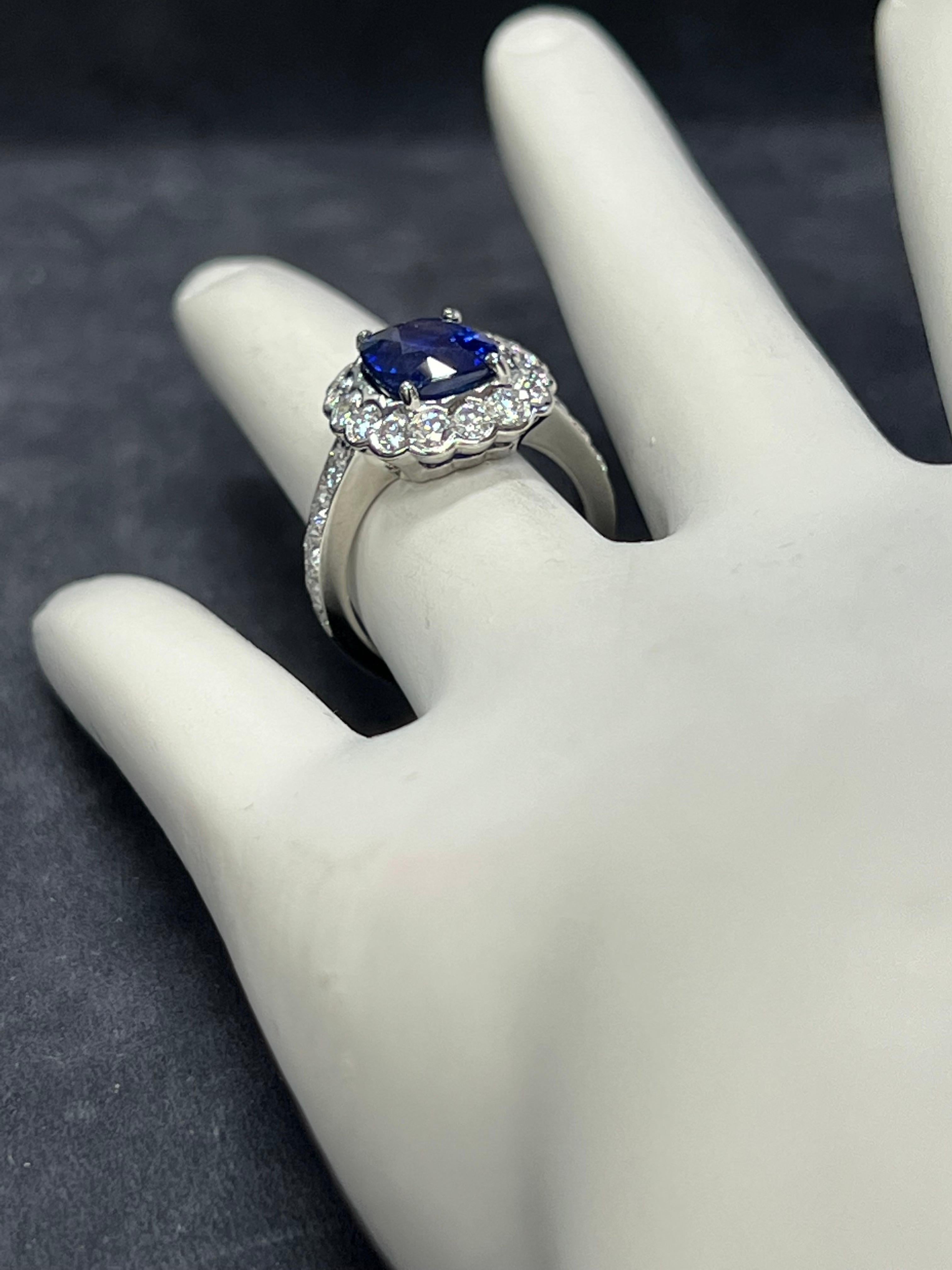 Moderner moderner Verlobungsring aus Platin, 4,29 Karat natürlicher königsblauer Saphir & Diamant (Kissenschliff) im Angebot