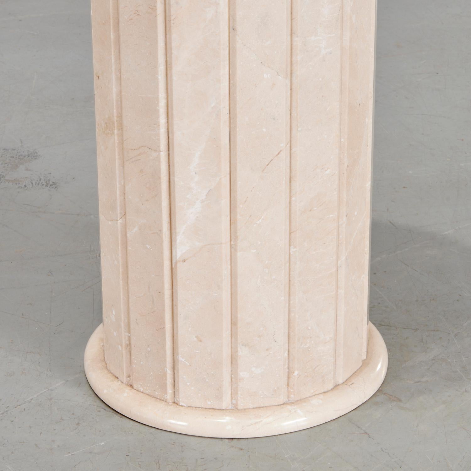 Modern Polished Fluted Travertine Column Pedestal in Soft Pale Earth Tones In Good Condition For Sale In Morristown, NJ
