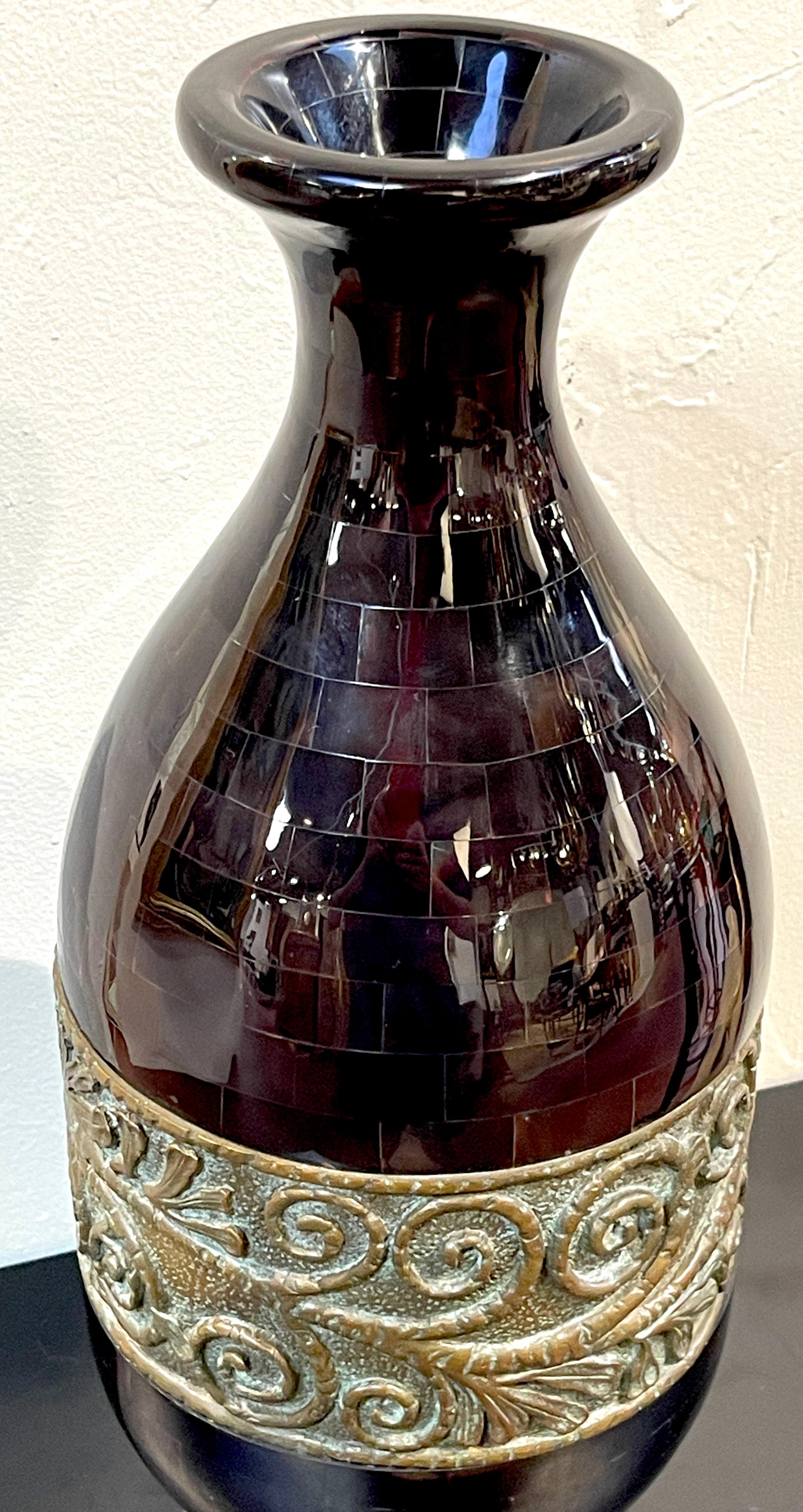 Moderne Vase aus poliertem Horn und patinierter Bronze von Maitland Smith 
Erhöhen Sie Ihr Interieur  mit dieser modernen Vase aus poliertem Horn und patinierter Bronze, einer auffälligen Vase von Maitland Smith. Diese Vase verkörpert
