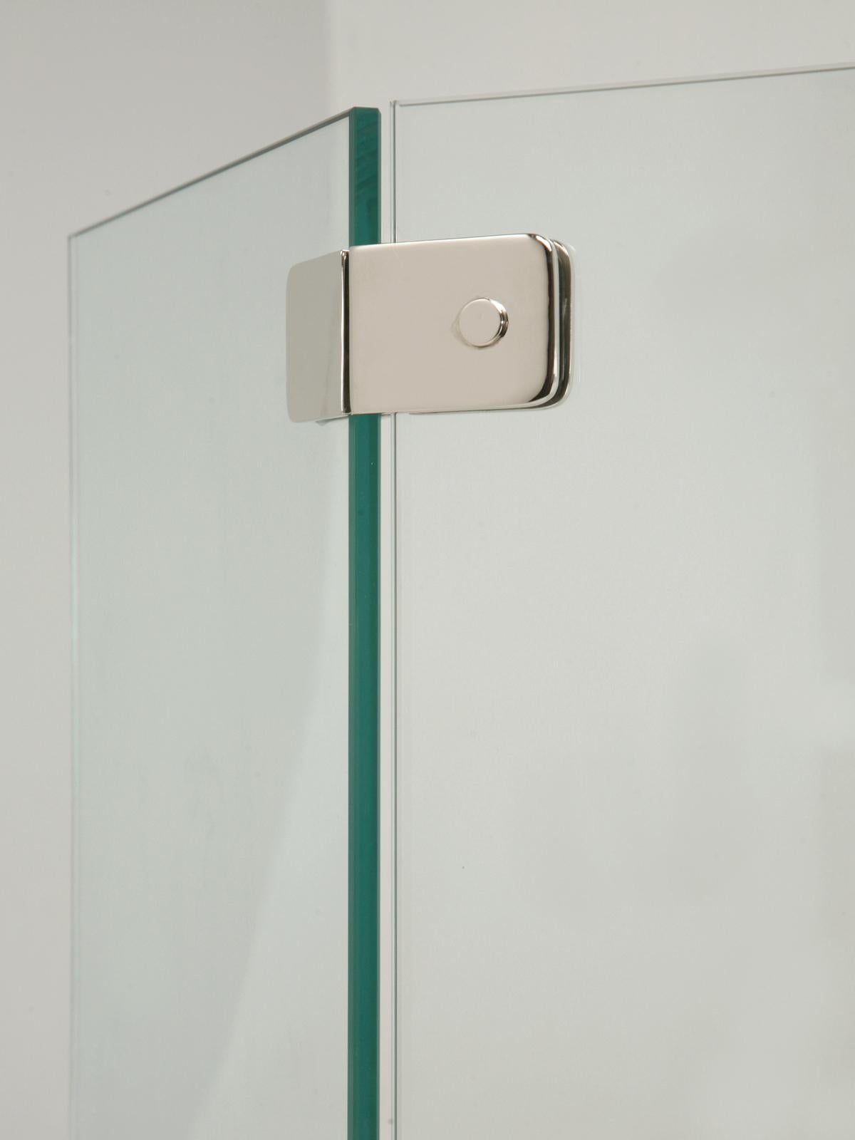 Moderner Kaminschirm aus poliertem Nickel und Glas von Old Plank, auf Bestellung gefertigt (Moderne der Mitte des Jahrhunderts) im Angebot