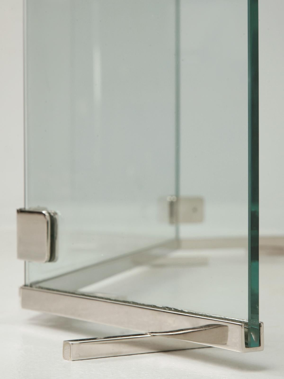 Moderner Kaminschirm aus poliertem Nickel und Glas von Old Plank, auf Bestellung gefertigt (Handgefertigt) im Angebot