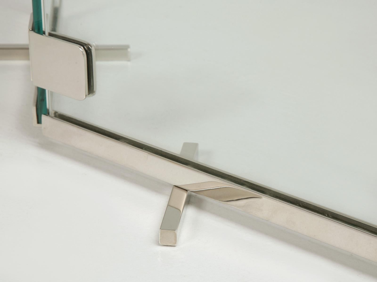 Moderner Kaminschirm aus poliertem Nickel und Glas von Old Plank, auf Bestellung gefertigt im Zustand „Neu“ im Angebot in Chicago, IL