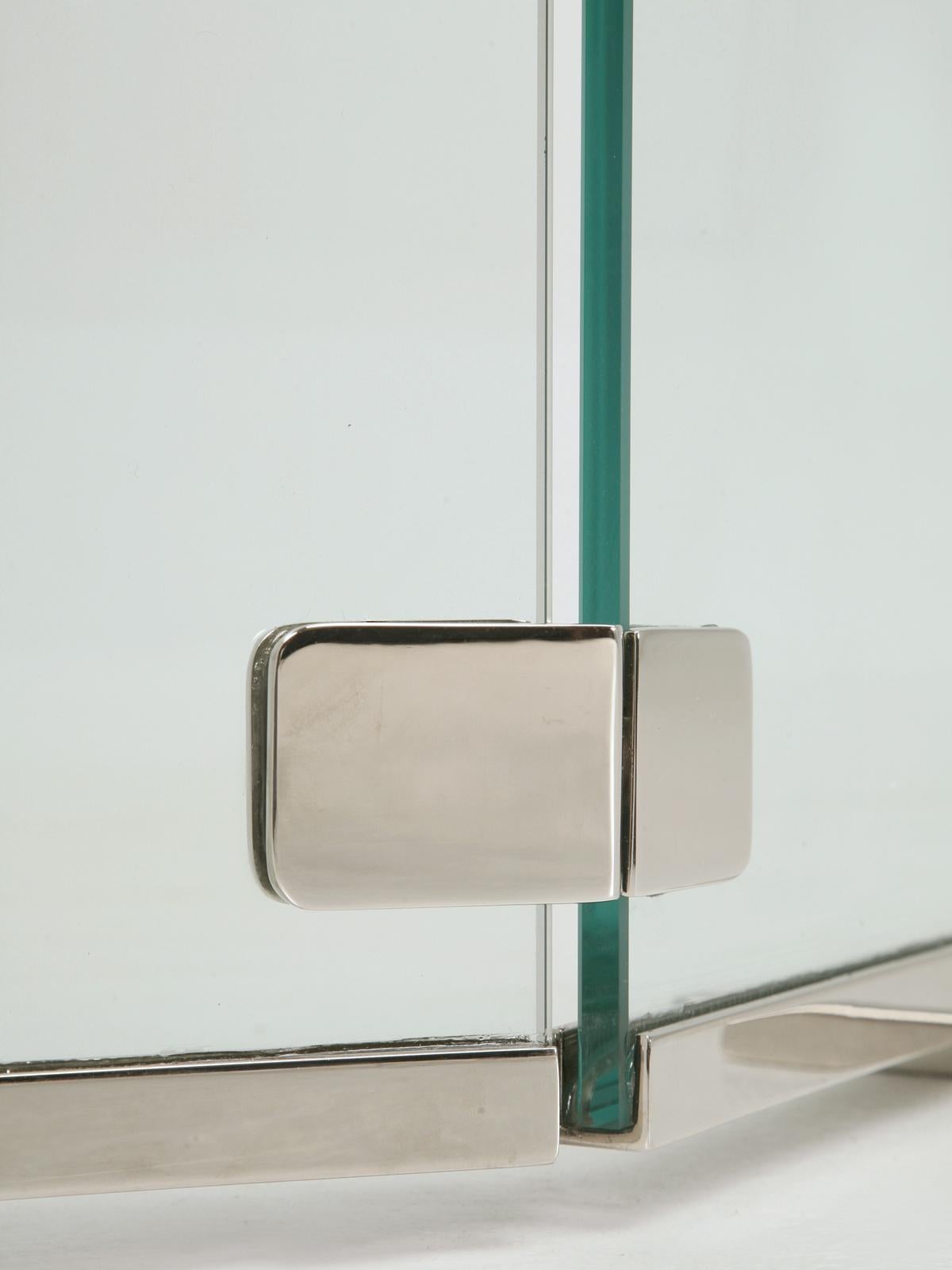 Moderner Kaminschirm aus poliertem Nickel und Glas von Old Plank, auf Bestellung gefertigt (21. Jahrhundert und zeitgenössisch) im Angebot