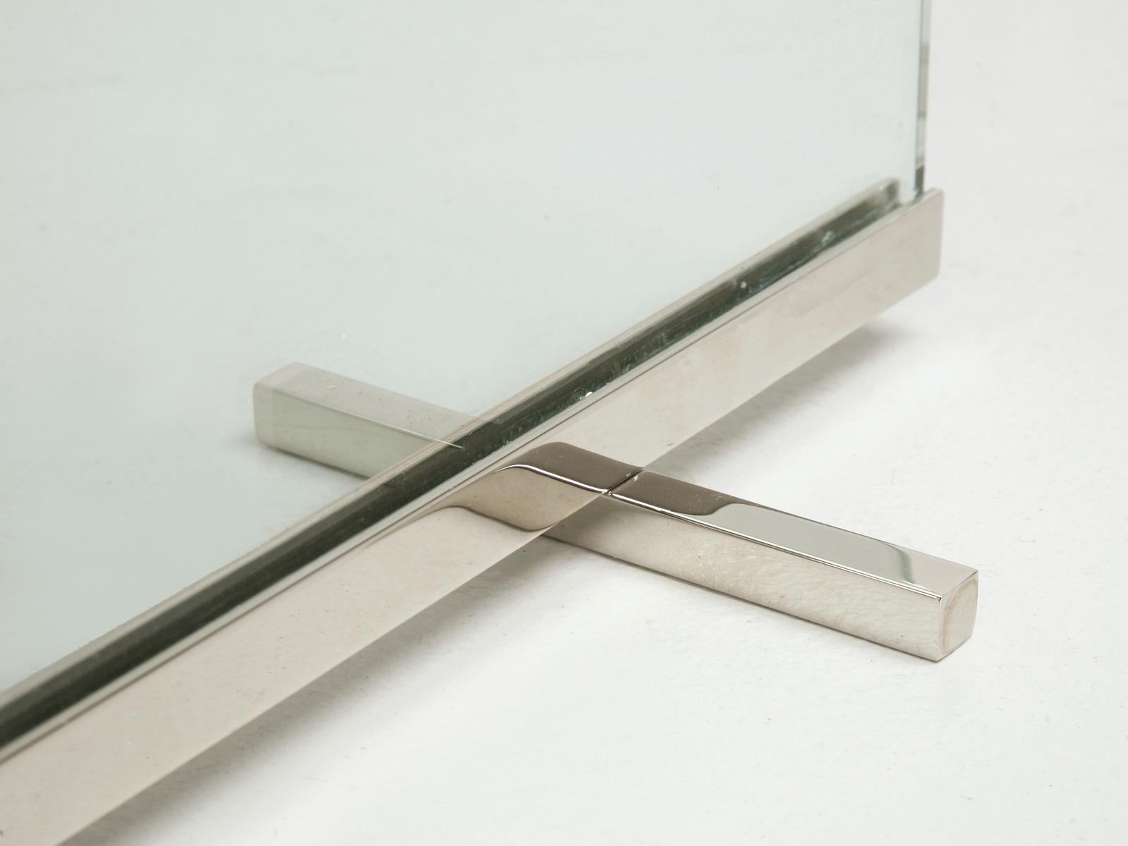 Moderner Kaminschirm aus poliertem Nickel und Glas von Old Plank, auf Bestellung gefertigt (Messing) im Angebot