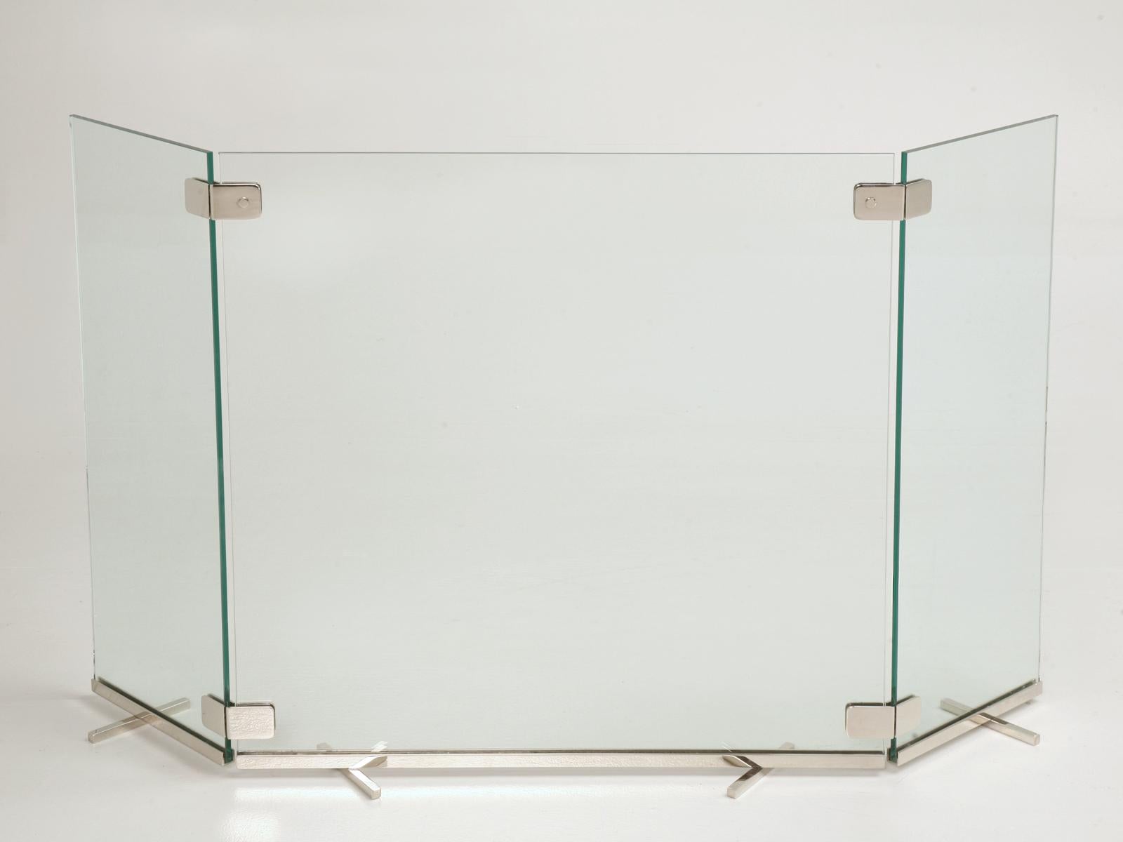 Moderner Kaminschirm aus poliertem Nickel und Glas von Old Plank, auf Bestellung gefertigt im Angebot