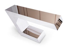 Console moderne en acier inoxydable poli conçue par Greg Sheres. En stock