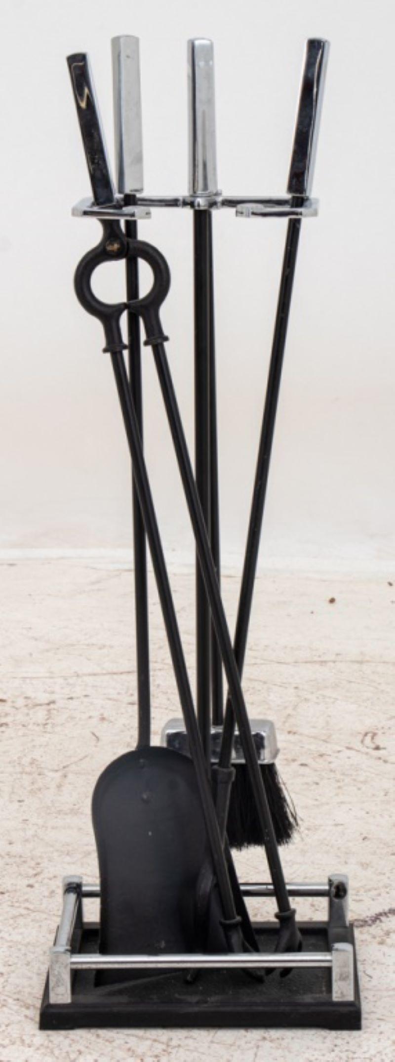 Modernes Kaminbesteck aus poliertem Stahl, bestehend aus einem Ständer, einer Bürste, einer Zange, einer Schaufel und einem Schürhaken. Maße: 28
