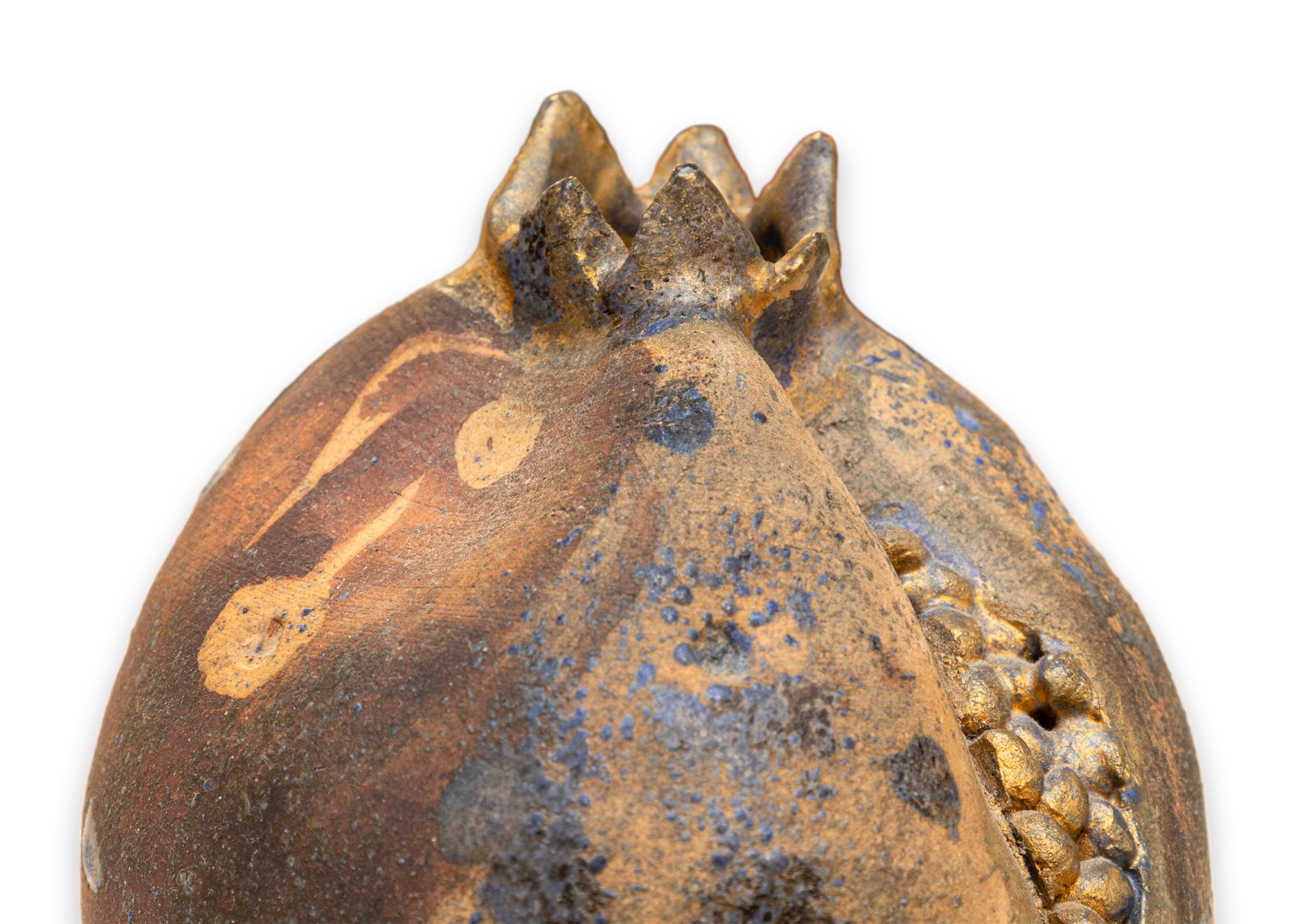 Una scultura in ceramica raku fatta a mano che raffigura un melograno. Firmato in basso (artista sconosciuto). Circa alla fine del XX secolo. Cotto con smalto blu e oro. Un lussuoso oggetto decorativo. Da una collezione privata. Dimensioni: 3,75