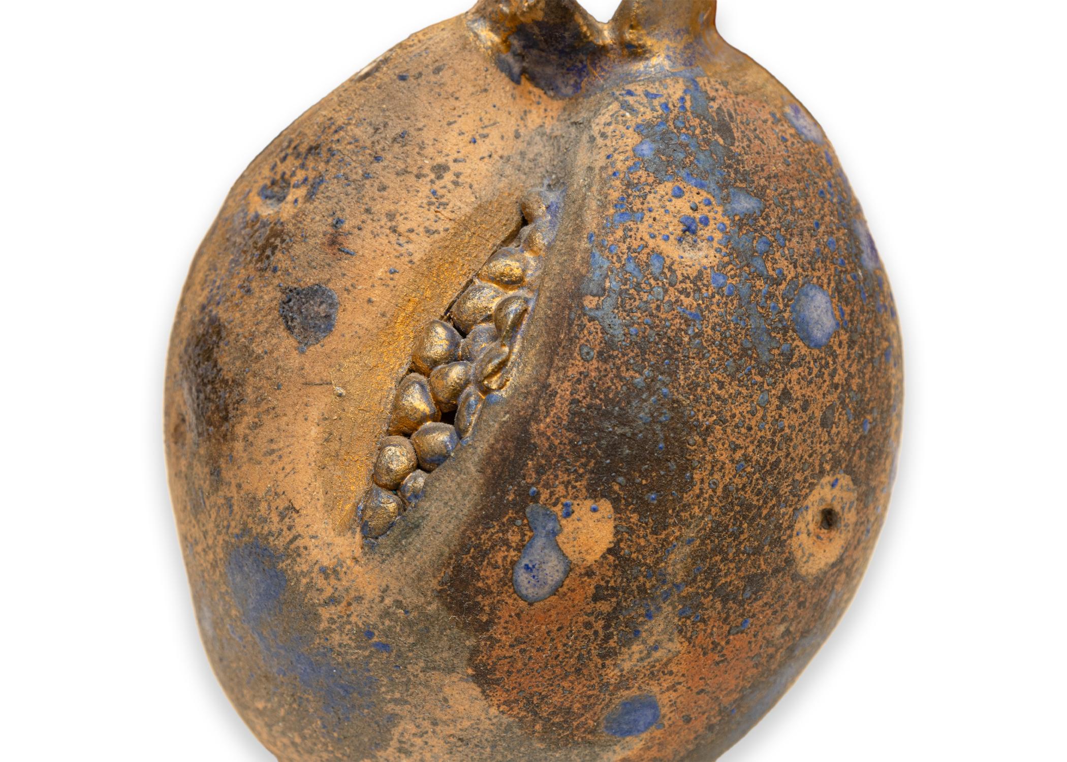 Sconosciuto Scultura moderna in ceramica Raku con melograno e smalto blu e oro, firmata in vendita