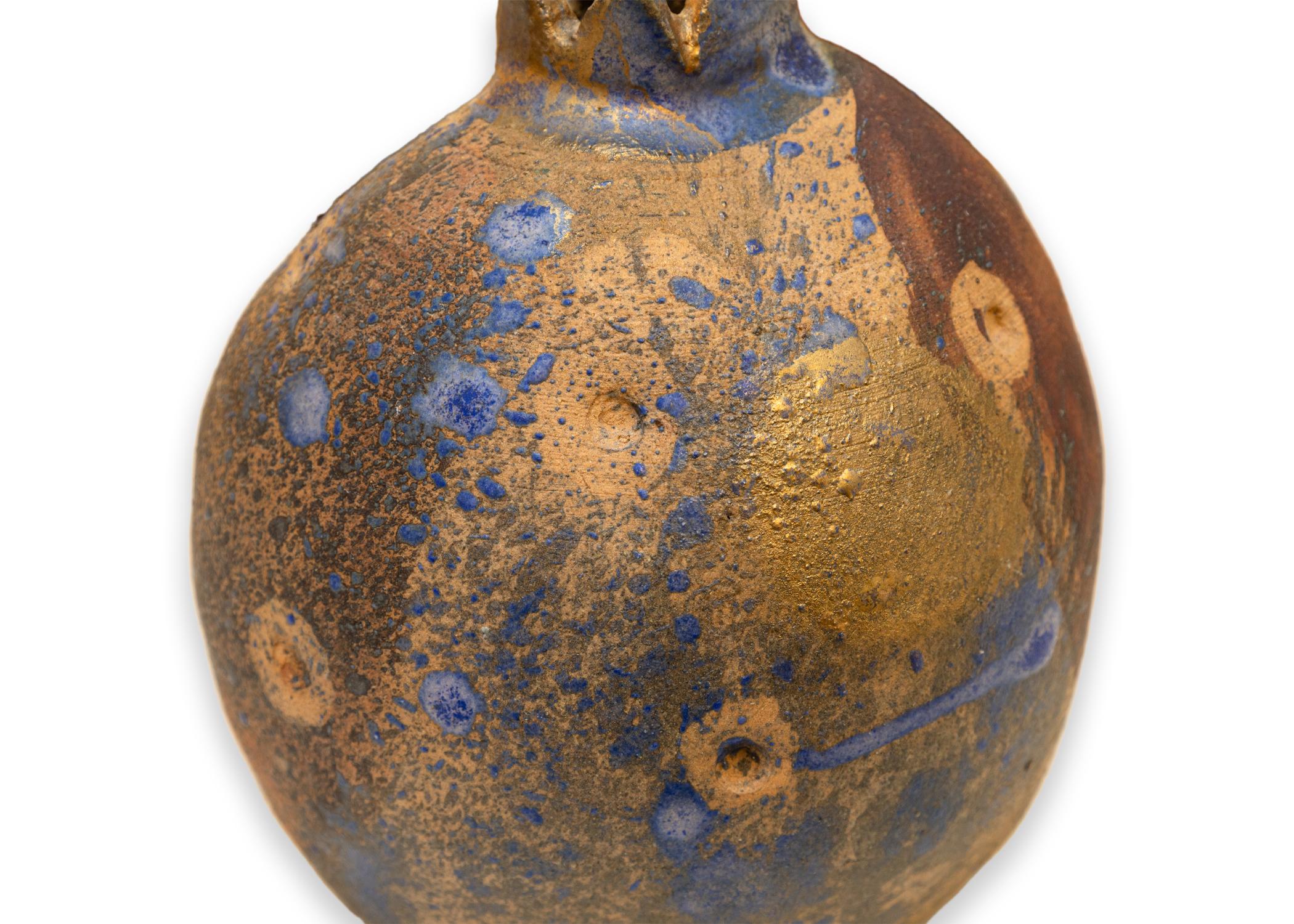 XX secolo Scultura moderna in ceramica Raku con melograno e smalto blu e oro, firmata in vendita