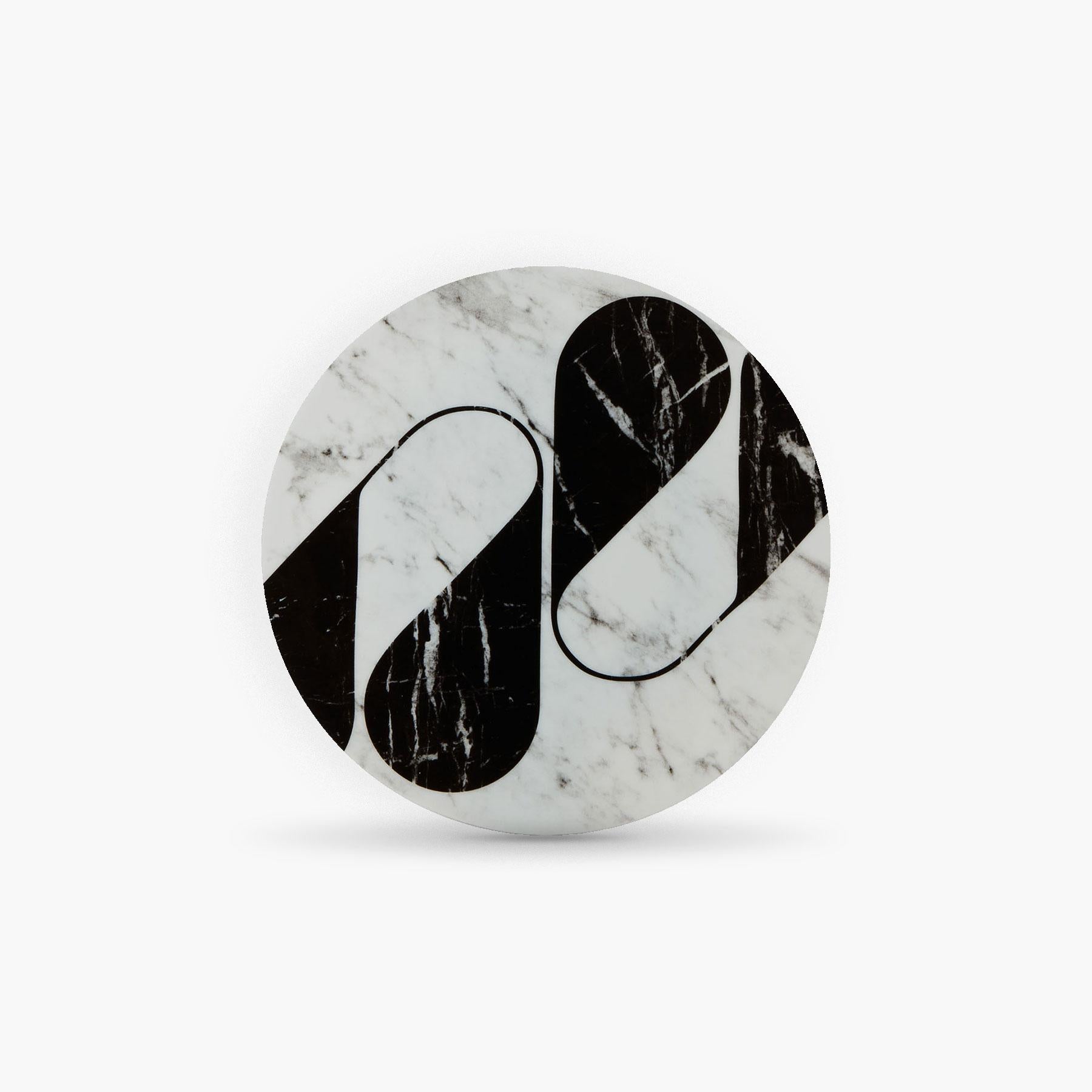 Etienne Bardelli, plastic artist, interprets in his own way the architecture of Rue de Paradis: a sweet mix between the 1930s and the 1970s.

Porcelaine of Limoges extra-fine. 
Black and white serigraphy.
Diameter: 21 cm 
Height: 1.4 cm
Weight: